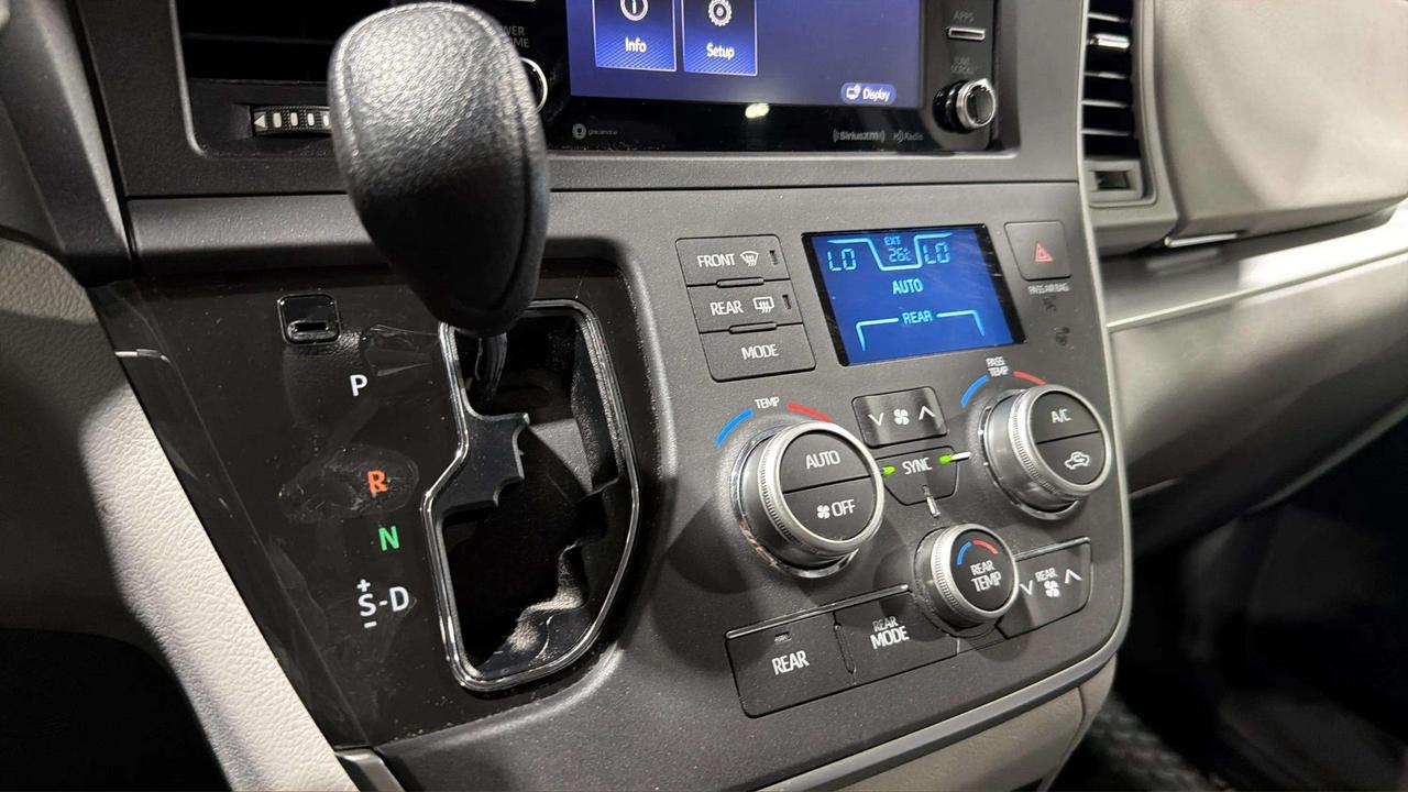 2020 Toyota Sienna LE |CLEAN CARFAX|LOW KMS |HEATED SEATS | BACK UP Photo