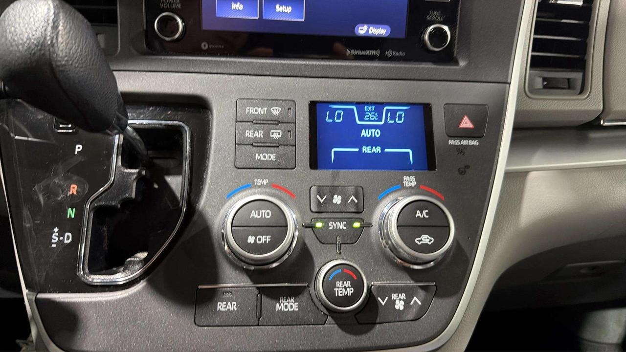 2020 Toyota Sienna LE |CLEAN CARFAX|LOW KMS |HEATED SEATS | BACK UP Photo