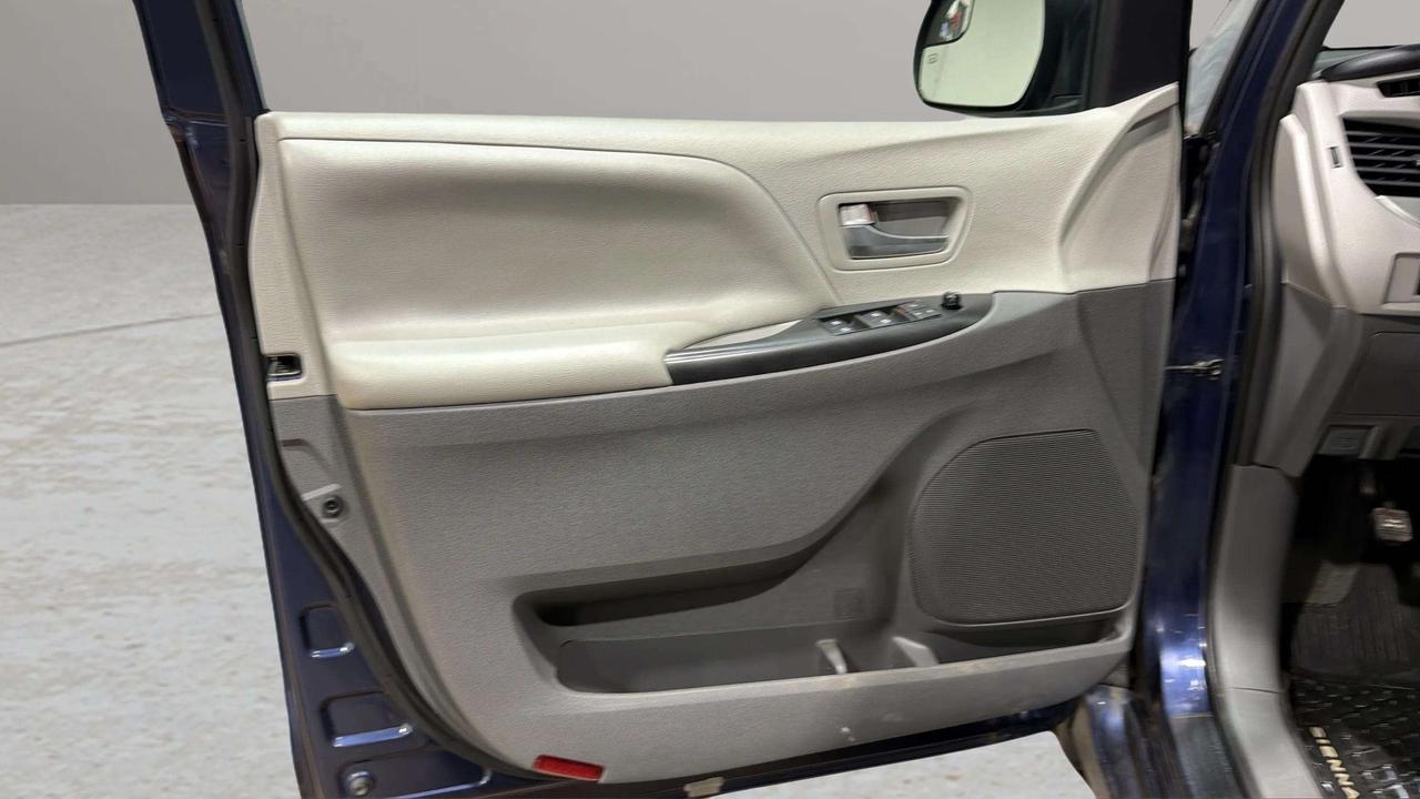 2020 Toyota Sienna LE |CLEAN CARFAX|LOW KMS |HEATED SEATS | BACK UP Photo