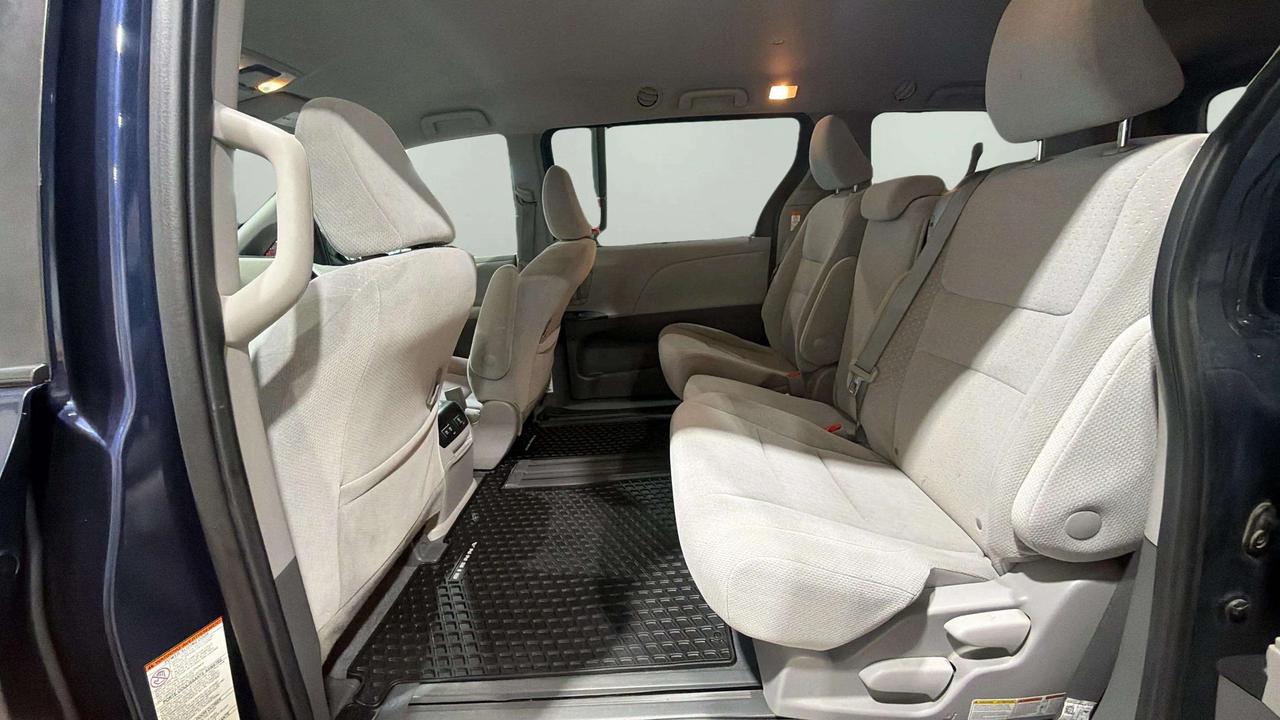 2020 Toyota Sienna LE |CLEAN CARFAX|LOW KMS |HEATED SEATS | BACK UP Photo