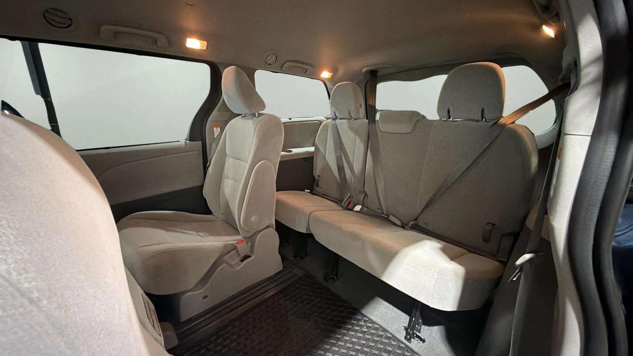 2020 Toyota Sienna LE |CLEAN CARFAX|LOW KMS |HEATED SEATS | BACK UP Photo