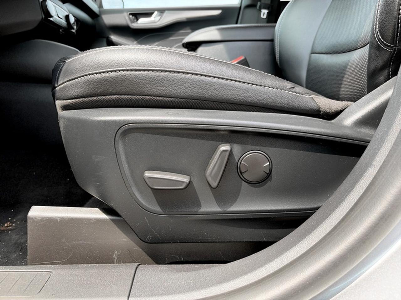 2022 Ford Escape Titanium Photo
