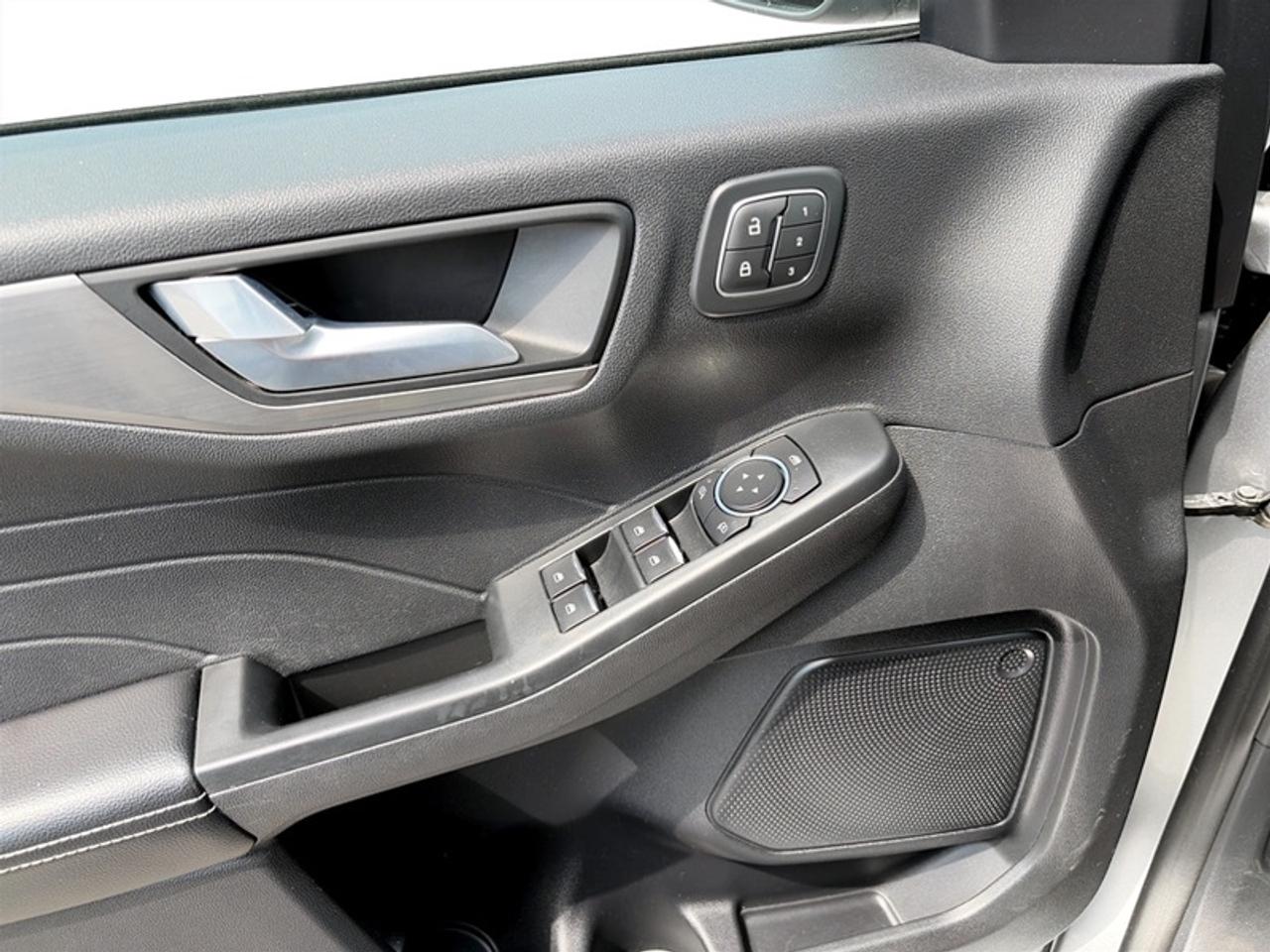 2022 Ford Escape Titanium Photo