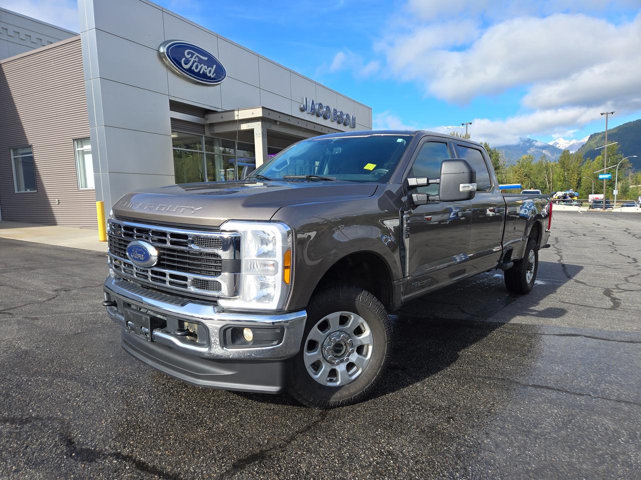 2023 Ford F-350 Super Duty SRW XLT Photo0