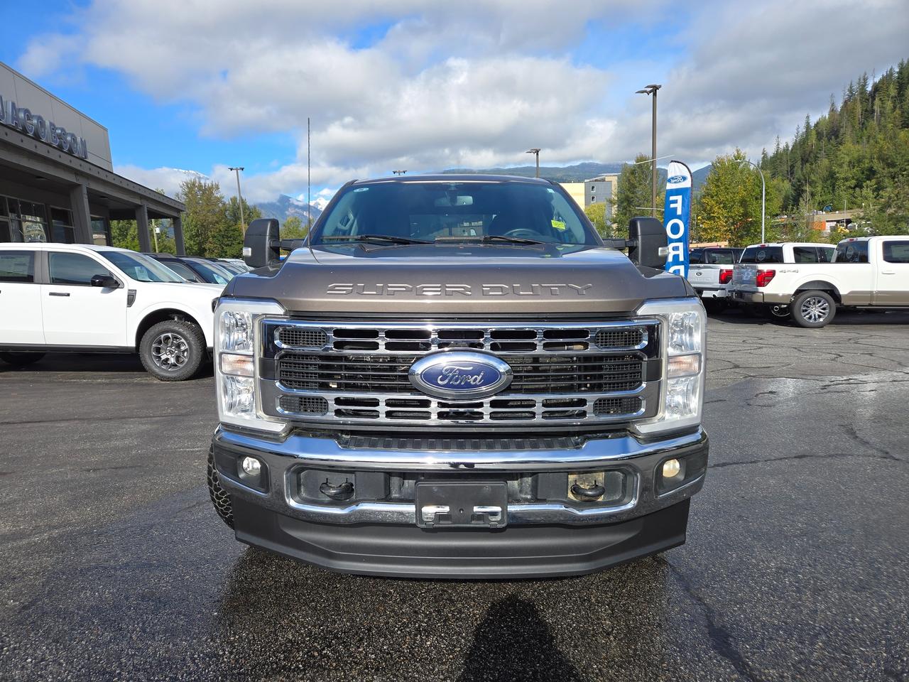 2023 Ford F-350 Super Duty SRW XLT Photo2