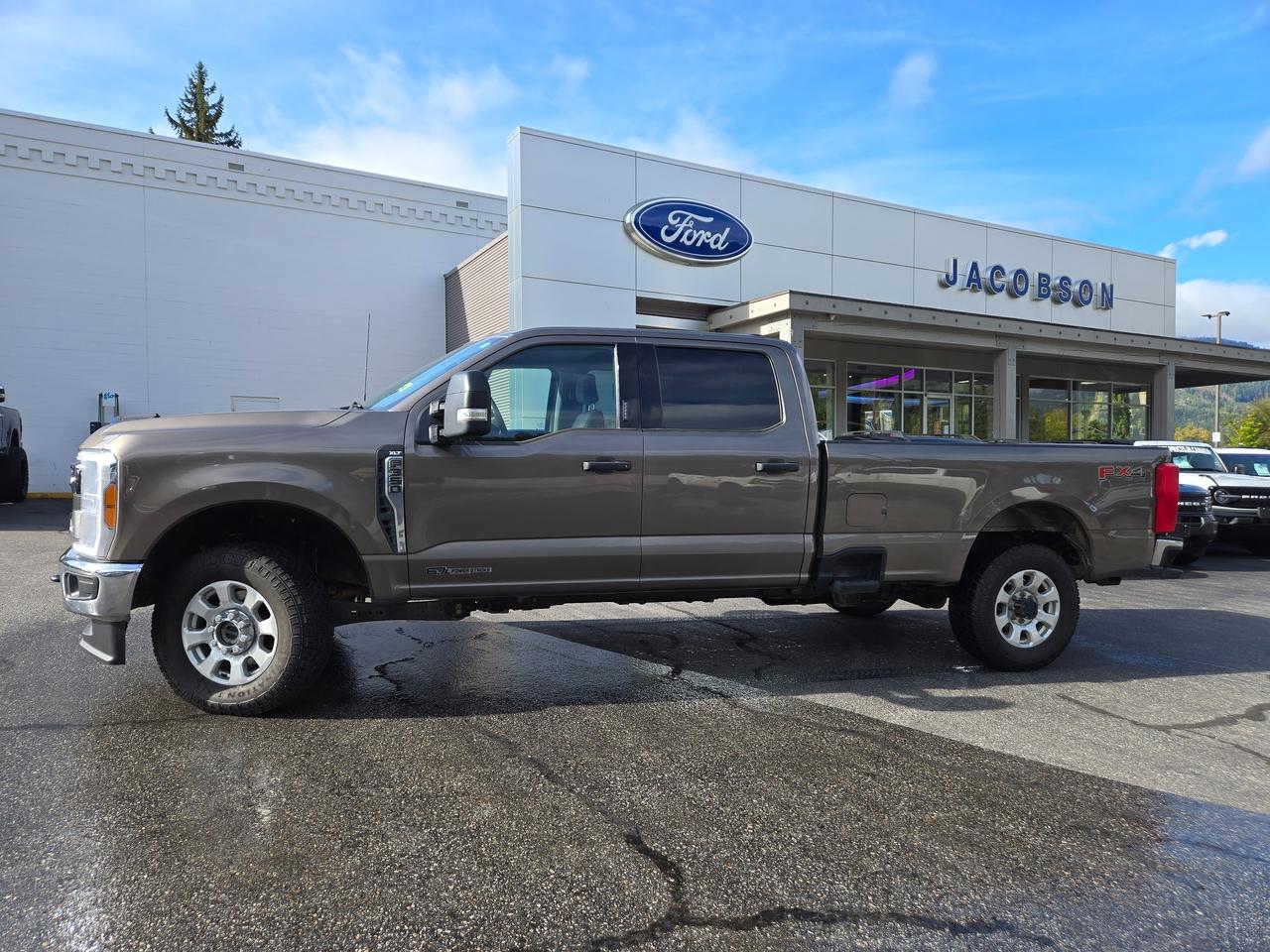 2023 Ford F-350 Super Duty SRW XLT Photo1