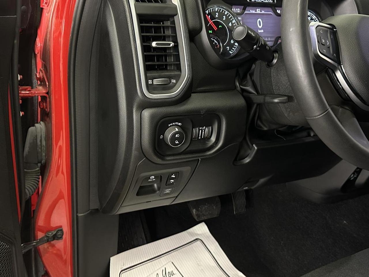 2025 RAM 1500 Big Horn BIG HORN/4WD/PENNSTAR/V6/CREW/PWR SEAT/NAVI/OFF LEASE! Photo