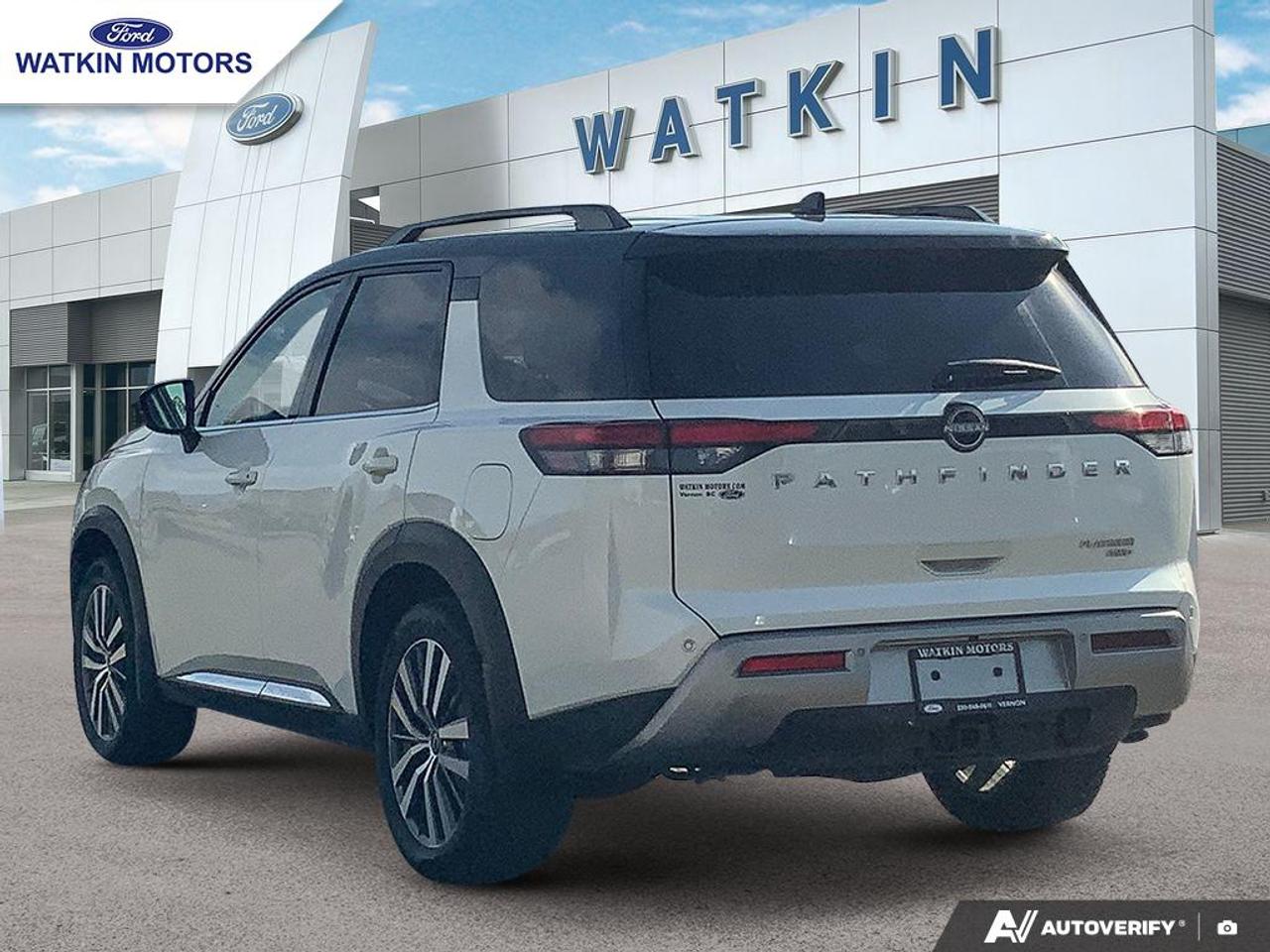 2022 Nissan Pathfinder Platinum Photo2