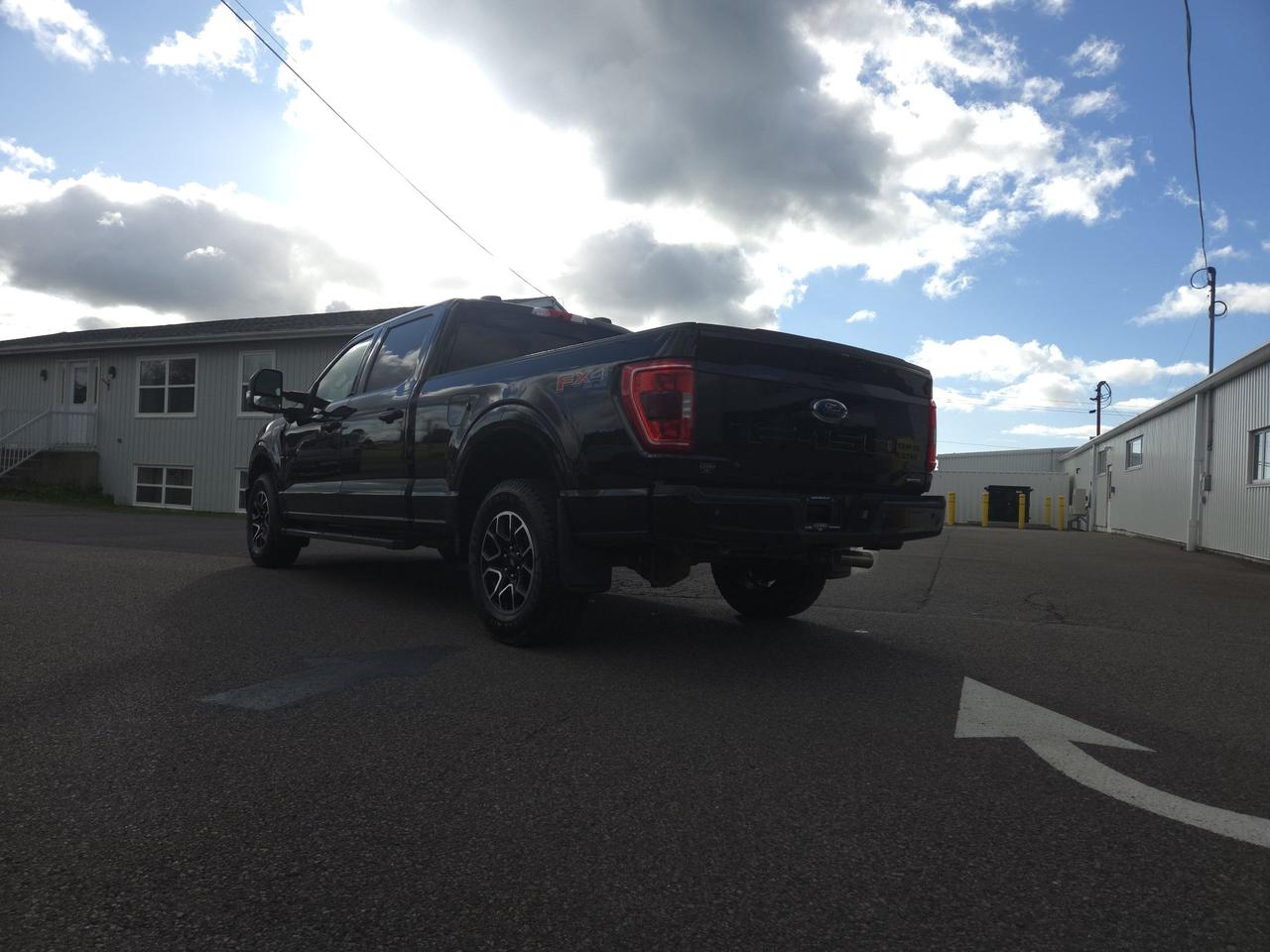 2023 Ford F-150 XLT SUPERCREW 4X4 W/ 6.5 BOX / FX4 Photo3
