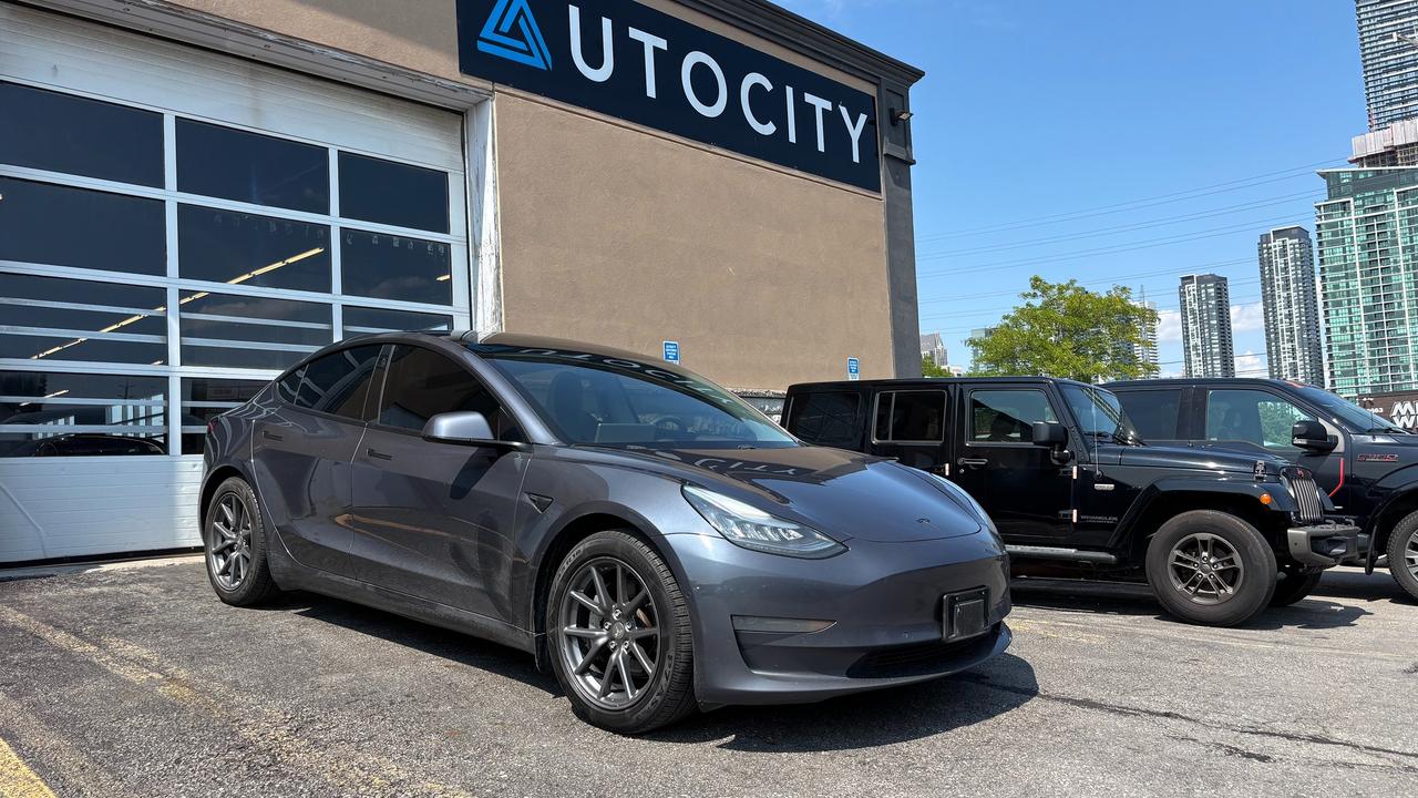 <p dir=ltr>| NO ACCIDENT | CLEAN CARFAX |&nbsp;</p><p dir=ltr>*LISTED PRICE INCLUDES $1000 FINANCE REBATE DISCOUNT.</p><p dir=ltr>&nbsp;</p><p dir=ltr>AutoCity Sales is family owned with over 30 years of combined Finance experience and are a trusted member of the Used Car Dealer Association (UCDA). Our priority is not only to provide you with the best price, but more importantly, a quality and&nbsp; reliable vehicle, while maintaining the best customer service. Visit us at 260 Dundas Street West, Mississauga, ON! Call us at 905-279-9990 or email us at&nbsp;</p><p dir=ltr>reception@auto9k.ca to book an appointment or speak to a Sales Representative today!&nbsp;</p><p dir=ltr>&nbsp;</p><p dir=ltr>CERTIFICATION: Have your new pre-owned vehicle certified by an AutoCity trusted mechanic! We offer a full safety inspection exceeding industry standards. Qualified units are available for safety certification. (Certification is not available on unqualified units. Please ask your sales representative for more details). All trade-ins are welcome. Admin fee of $999 included on all units.Taxes and licensing are extra.</p><p dir=ltr>&nbsp;</p><p dir=ltr>PRICE: We believe all customers deserve to get the best price possible on their new pre-owned vehicle without having to go through stressful negotiations. We pride ourselves on providing a comfortable, hassle free environment, while monitoring the market and adjusting our prices daily to maintain the best price possible. No haggle pricing. No pressure.&nbsp;</p><p dir=ltr>&nbsp;</p><p dir=ltr>WARRANTY: This vehicle qualifies for an extended warranty with different terms and coverages available. Dont forget to ask for help choosing the right one for you.</p><p dir=ltr>Additional charges may apply. Ask your finance manager for more details.&nbsp;</p><p dir=ltr>&nbsp;</p><p dir=ltr>FINANCING: Good credit? Bad Credit? No Credit?&nbsp; Bankruptcy? Consumer proposal? Collections?&nbsp; We provide the best Approval rates with over 30 years of finance experience and offer the best credit rebuilding programs, to help you start rebuilding your credit today. Allow our finance and credit experts a chance to get you approved today!</p><p dir=ltr>Cash Price is $1,000 more !&nbsp;</p><p dir=ltr>You can visit us in person at 700 Burnhamthorpe Road W, Unit 2, L5C 2R9 in Mississauga. Although every effort is made to ensure that the information provided to you is accurate and up to date; we do not take any responsibility for any errors, omissions and or typography mistakes found on all of our pages, prices may change without notice, to ensure that you get the most updated information please call us at (905) 279-9990</p><p>&nbsp;</p>