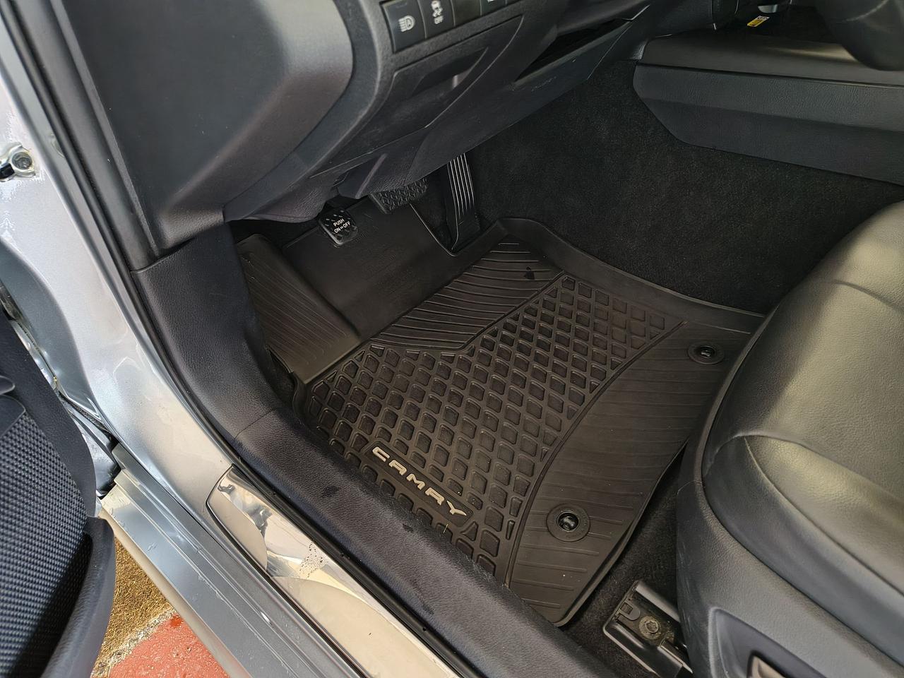 2024 Toyota Camry SE Photo0