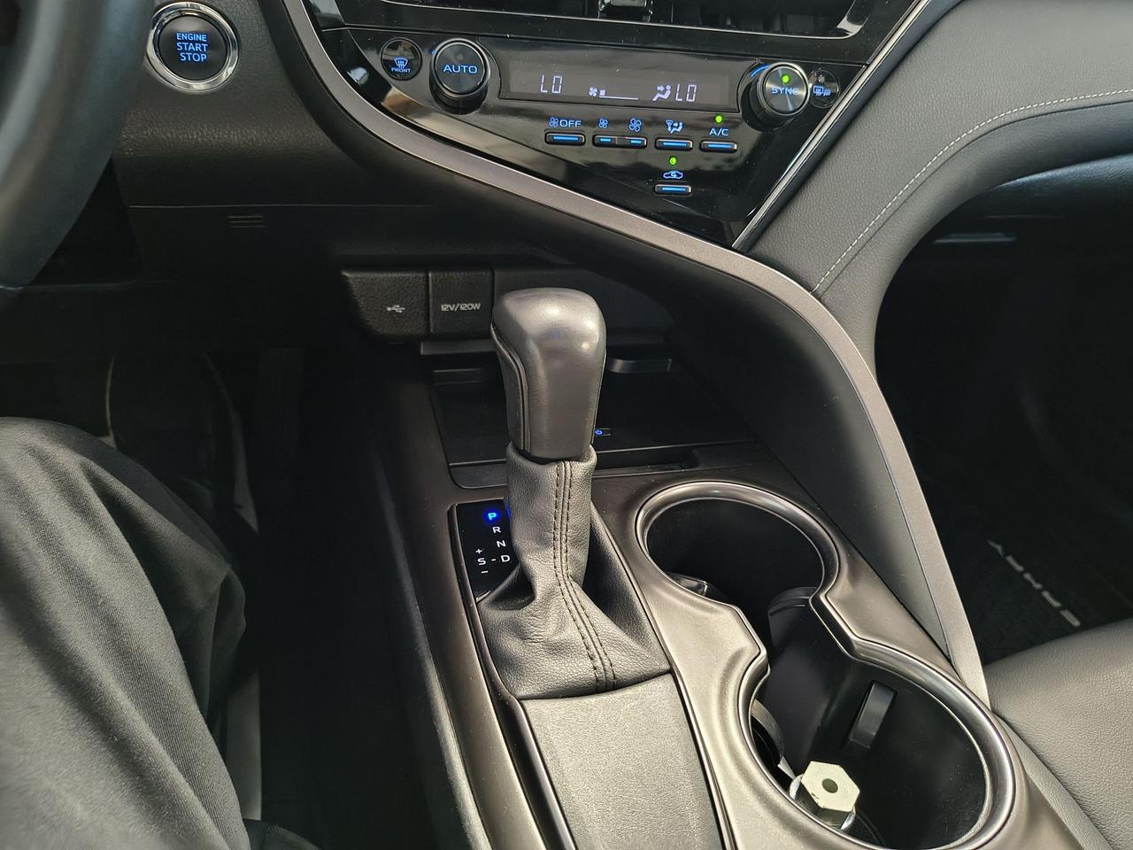 2024 Toyota Camry SE Photo0