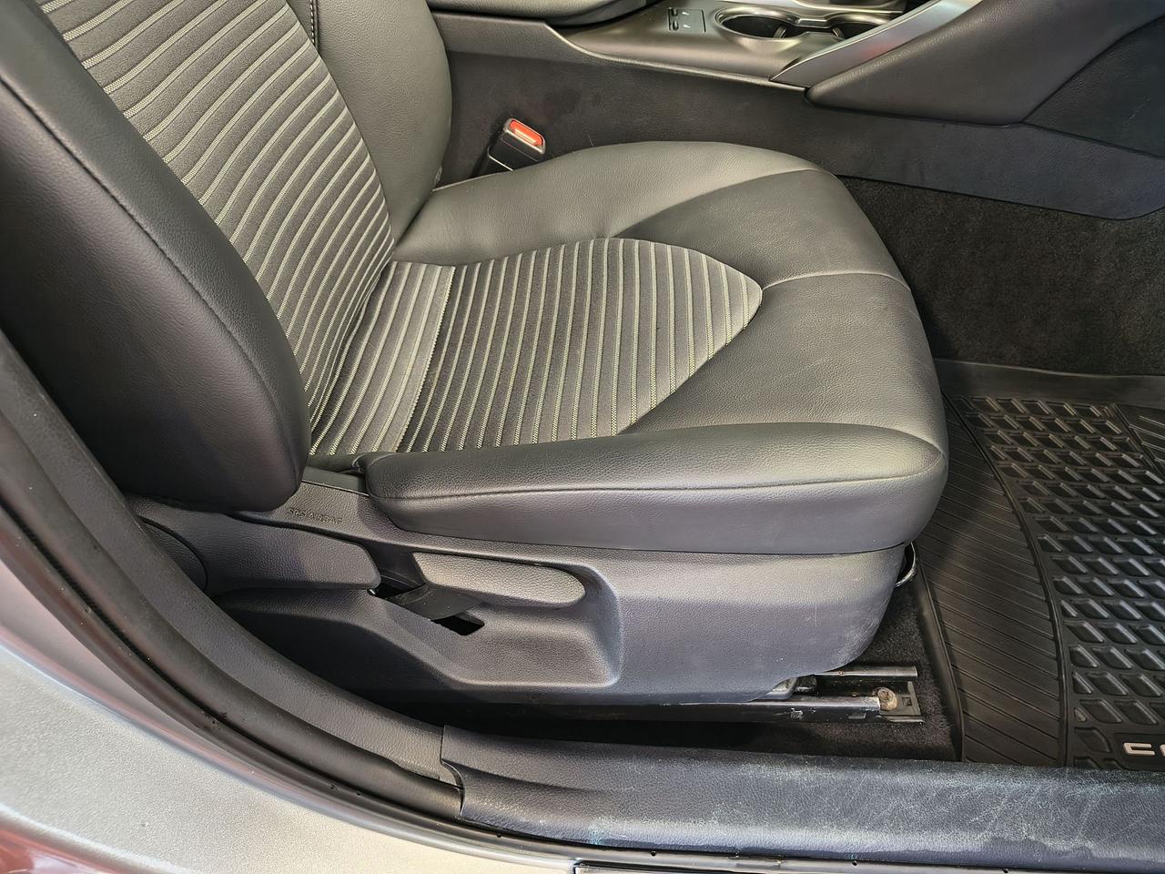 2024 Toyota Camry SE Photo0