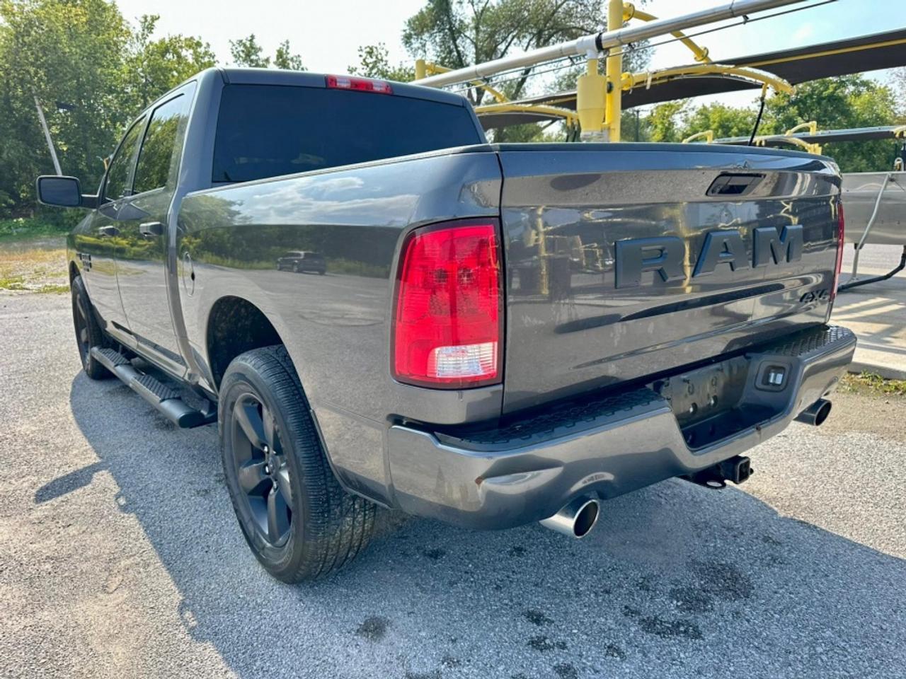 2020 RAM 1500 Classic EXPRESS  * 4X4 * ONE OWNER * NO ACCID 4 DOOR Photo