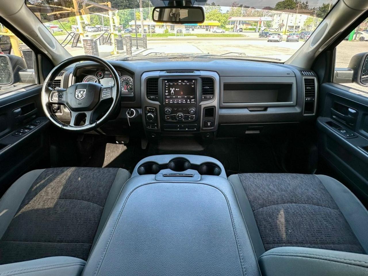 2020 RAM 1500 Classic EXPRESS  * 4X4 * ONE OWNER * NO ACCID 4 DOOR Photo