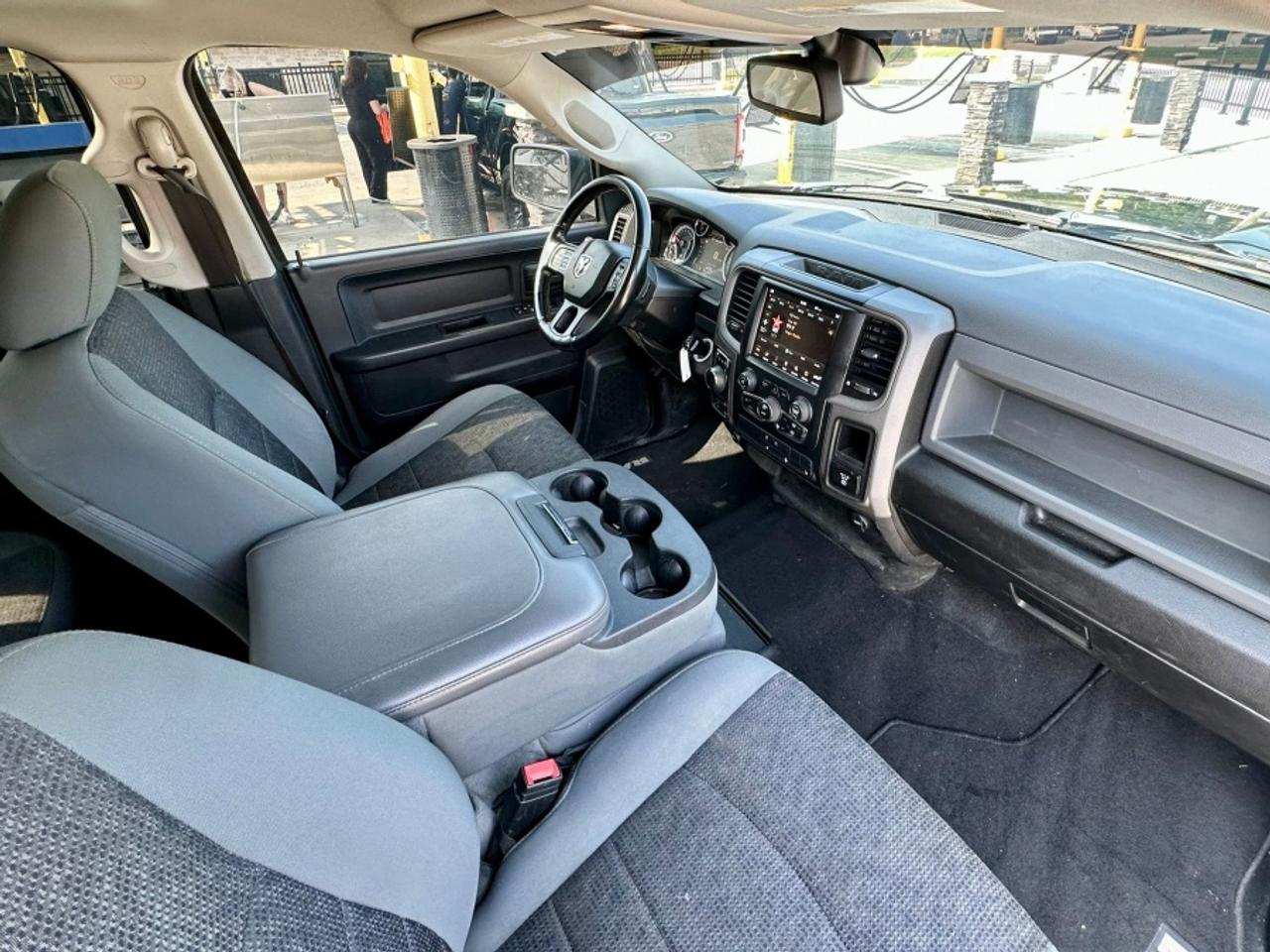 2020 RAM 1500 Classic EXPRESS  * 4X4 * ONE OWNER * NO ACCID 4 DOOR Photo