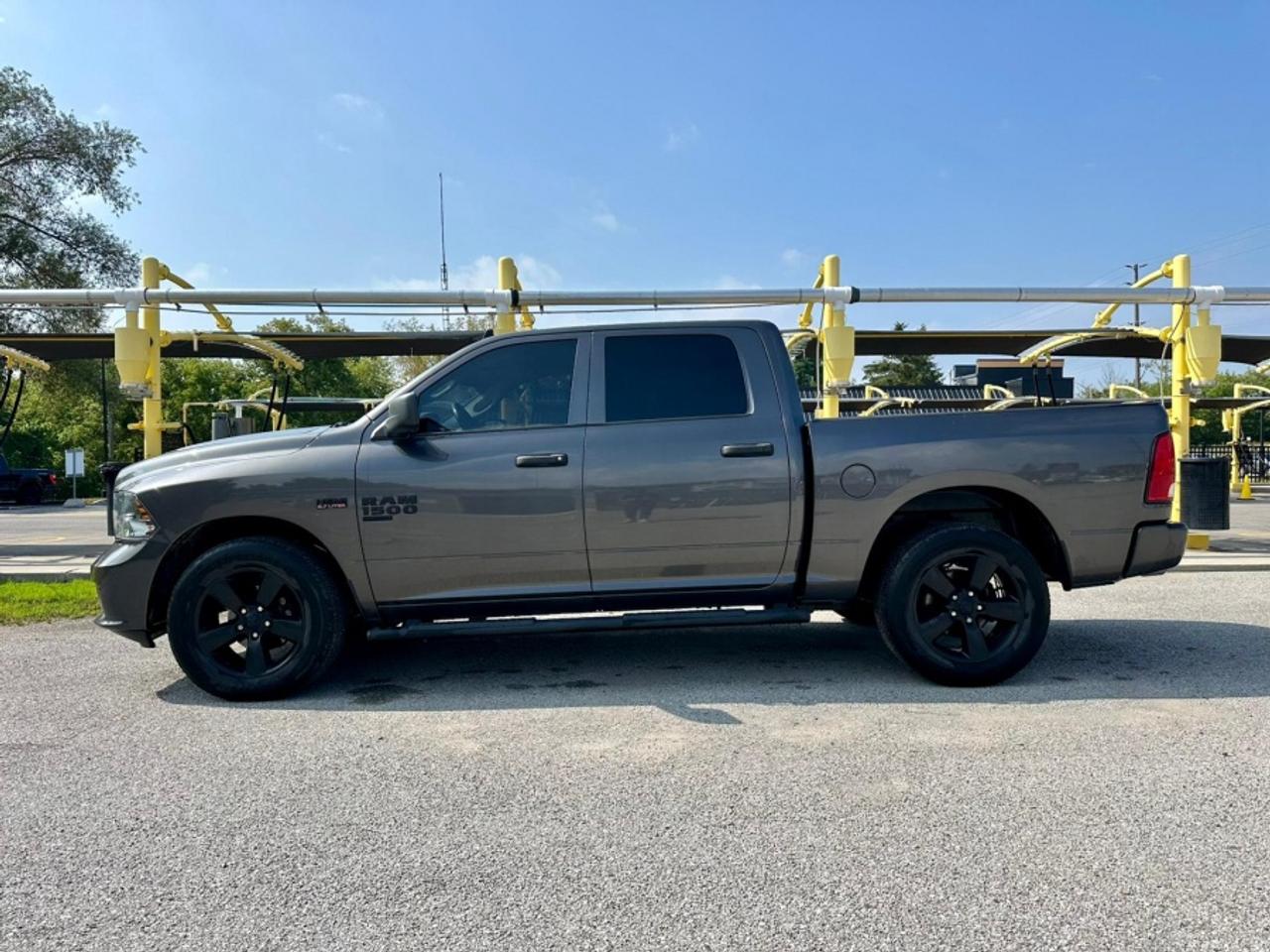 2020 RAM 1500 Classic EXPRESS  * 4X4 * ONE OWNER * NO ACCID 4 DOOR Photo
