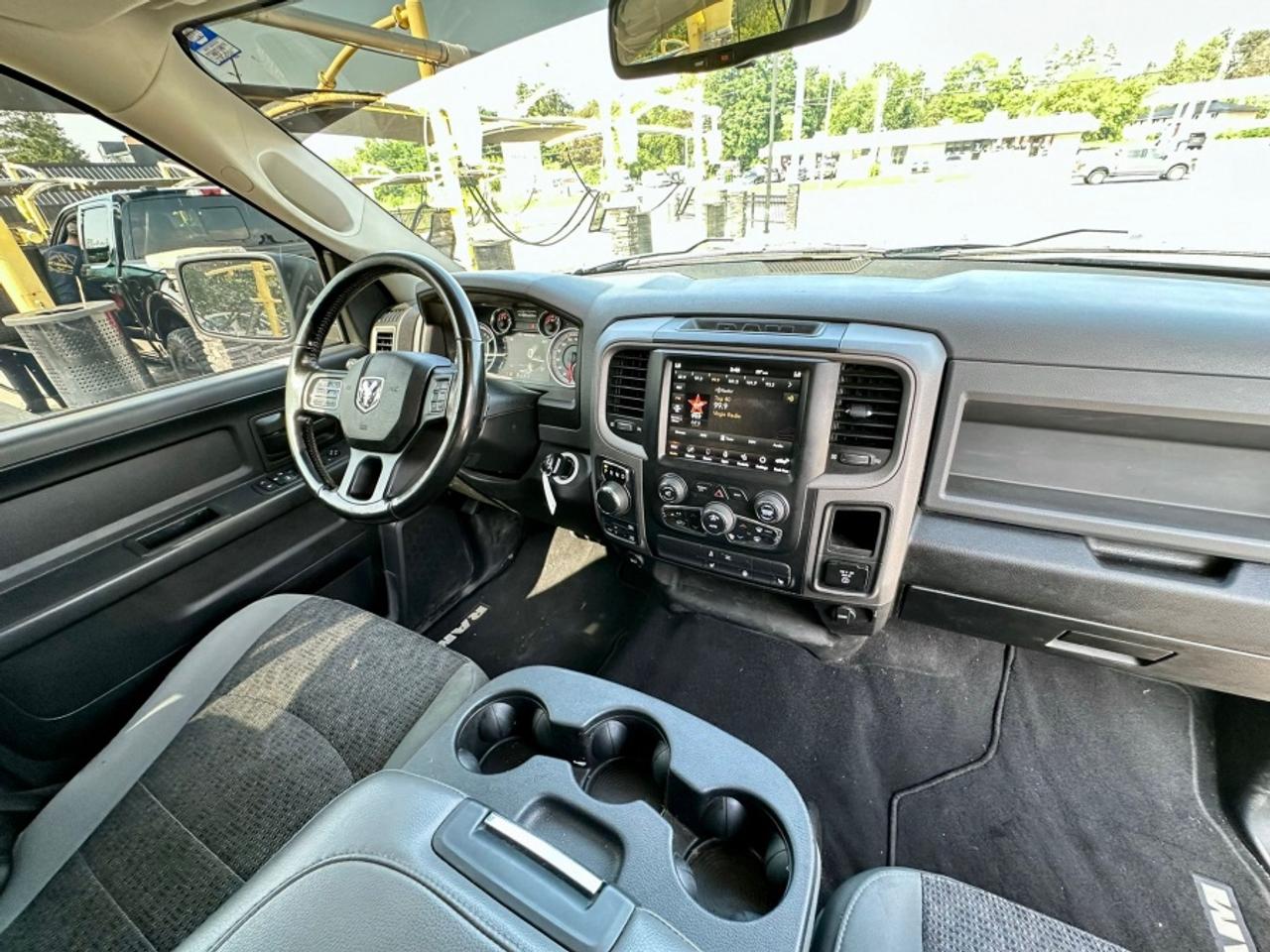 2020 RAM 1500 Classic EXPRESS  * 4X4 * ONE OWNER * NO ACCID 4 DOOR Photo