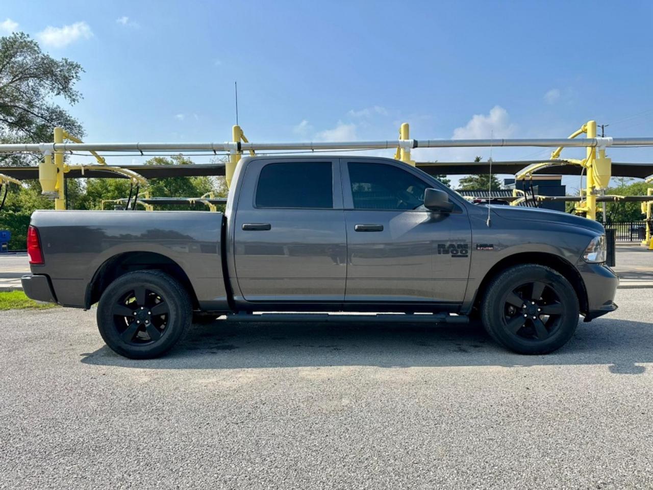 2020 RAM 1500 Classic EXPRESS  * 4X4 * ONE OWNER * NO ACCID 4 DOOR Photo