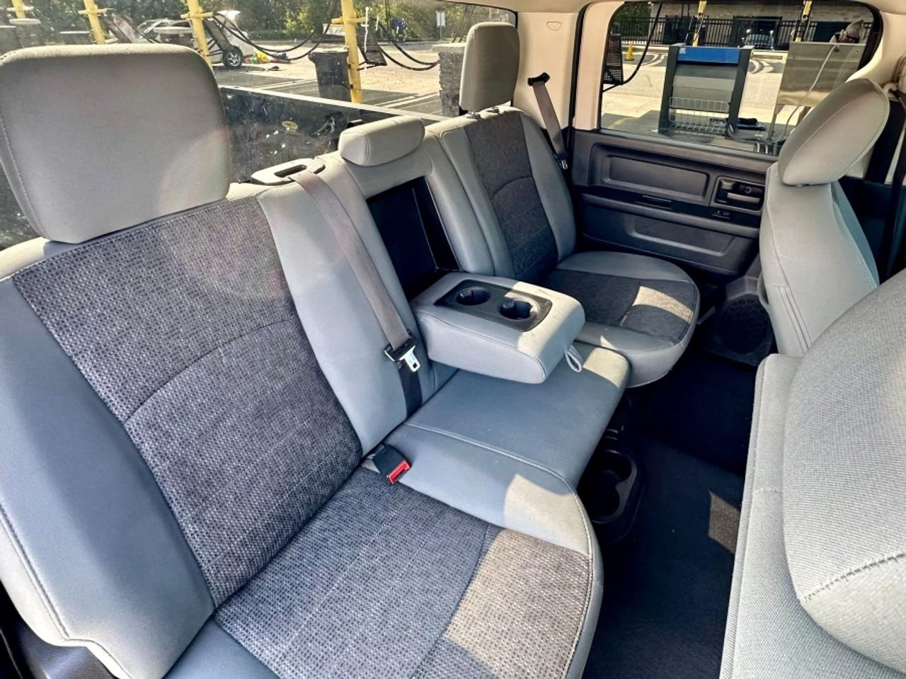 2020 RAM 1500 Classic EXPRESS  * 4X4 * ONE OWNER * NO ACCID 4 DOOR Photo