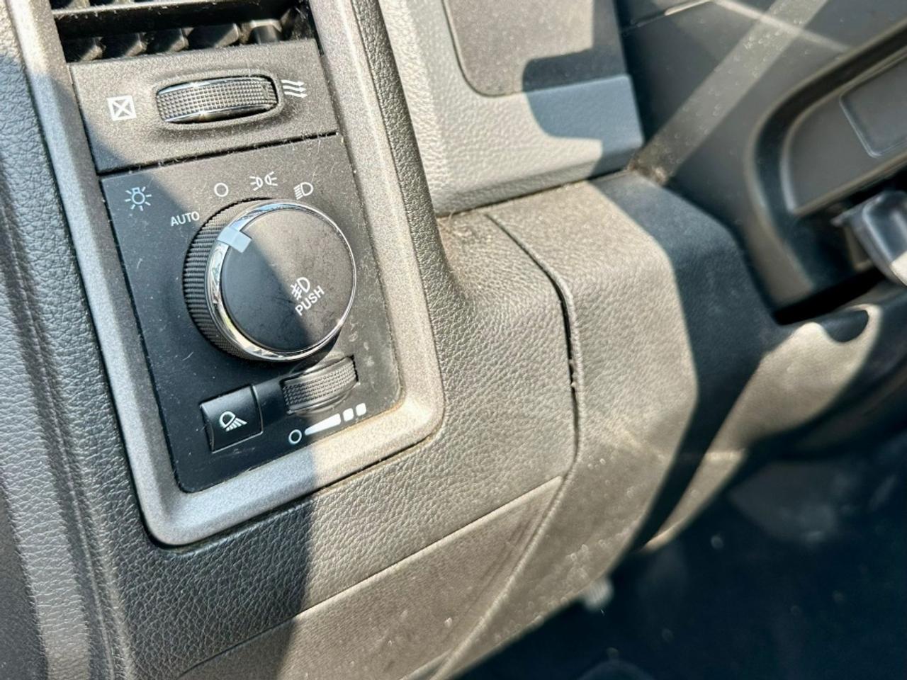 2020 RAM 1500 Classic EXPRESS  * 4X4 * ONE OWNER * NO ACCID 4 DOOR Photo