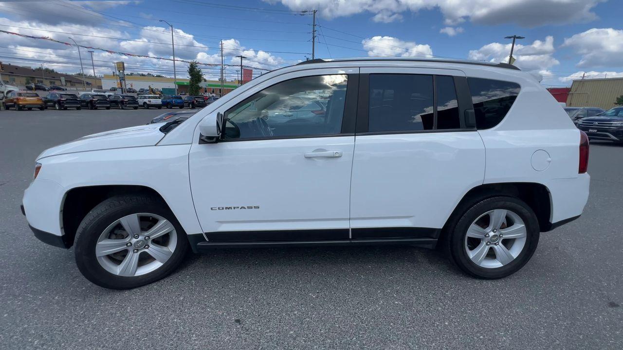 2017 Jeep Compass Sport/North 4x4, HEATED LEATHER SEATS, MOONROOF, POWER WINDOWS!! Photo