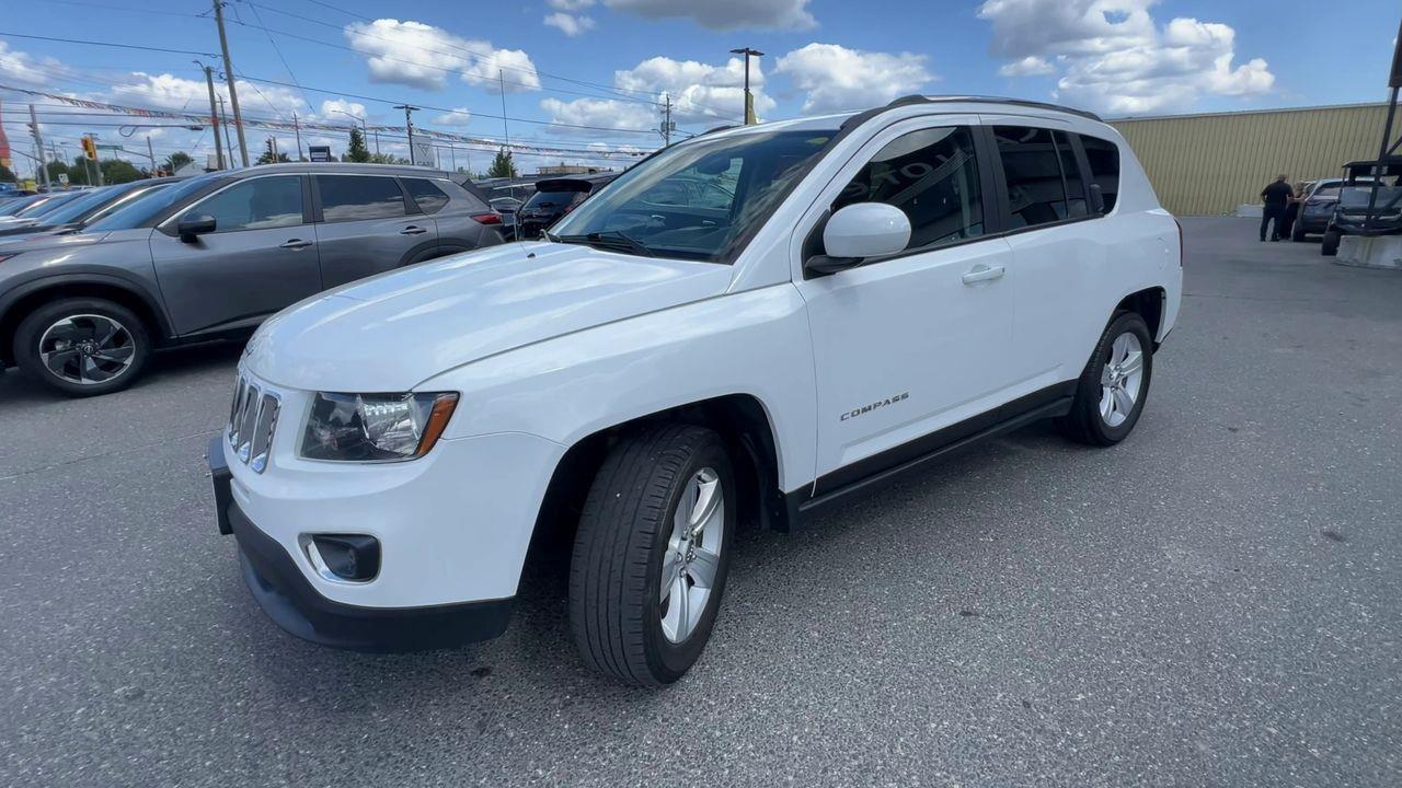 2017 Jeep Compass Sport/North 4x4, HEATED LEATHER SEATS, MOONROOF, POWER WINDOWS!! Photo