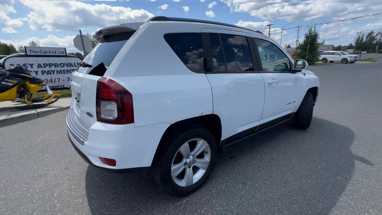 2017 Jeep Compass Sport/North 4x4, HEATED LEATHER SEATS, MOONROOF, POWER WINDOWS!! Photo