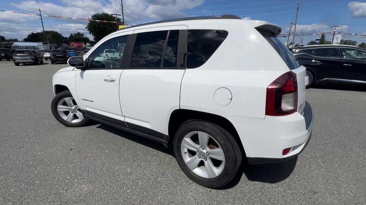 2017 Jeep Compass Sport/North 4x4, HEATED LEATHER SEATS, MOONROOF, POWER WINDOWS!! Photo