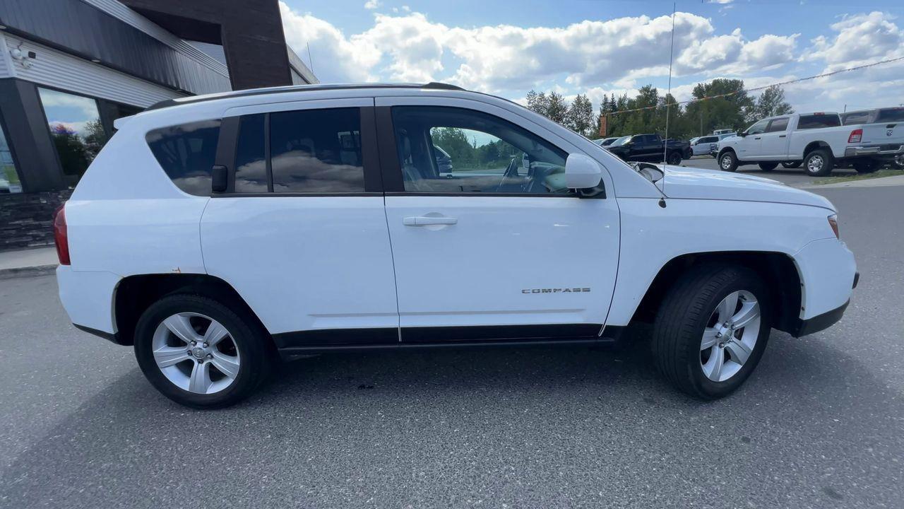 2017 Jeep Compass Sport/North 4x4, HEATED LEATHER SEATS, MOONROOF, POWER WINDOWS!! Photo