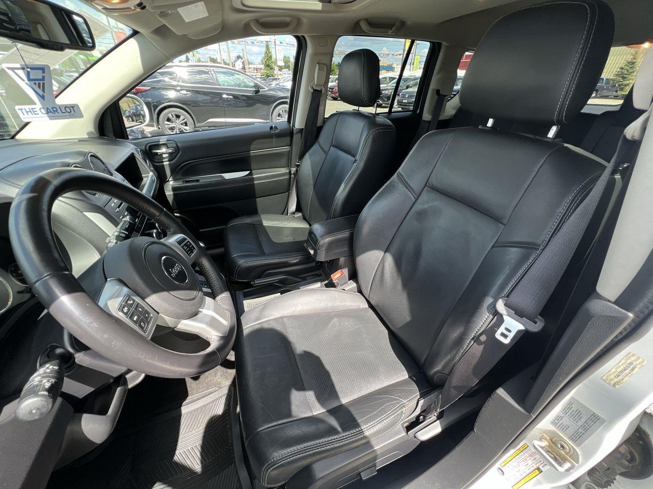 2017 Jeep Compass Sport/North 4x4, HEATED LEATHER SEATS, MOONROOF, POWER WINDOWS!! Photo