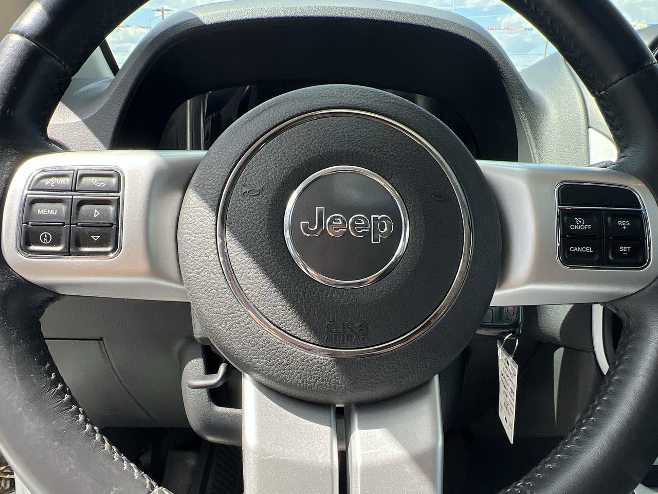 2017 Jeep Compass Sport/North 4x4, HEATED LEATHER SEATS, MOONROOF, POWER WINDOWS!! Photo