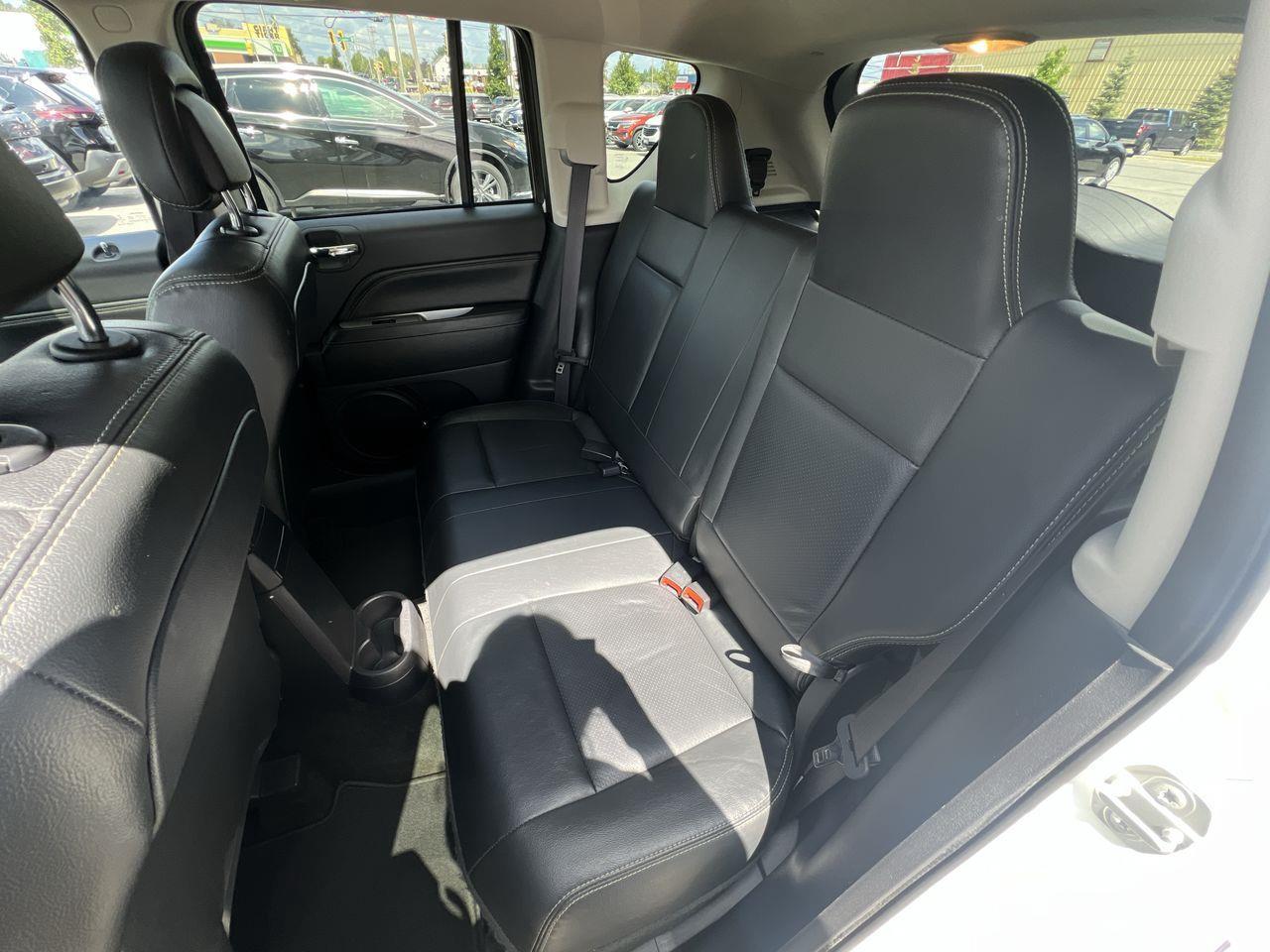2017 Jeep Compass Sport/North 4x4, HEATED LEATHER SEATS, MOONROOF, POWER WINDOWS!! Photo