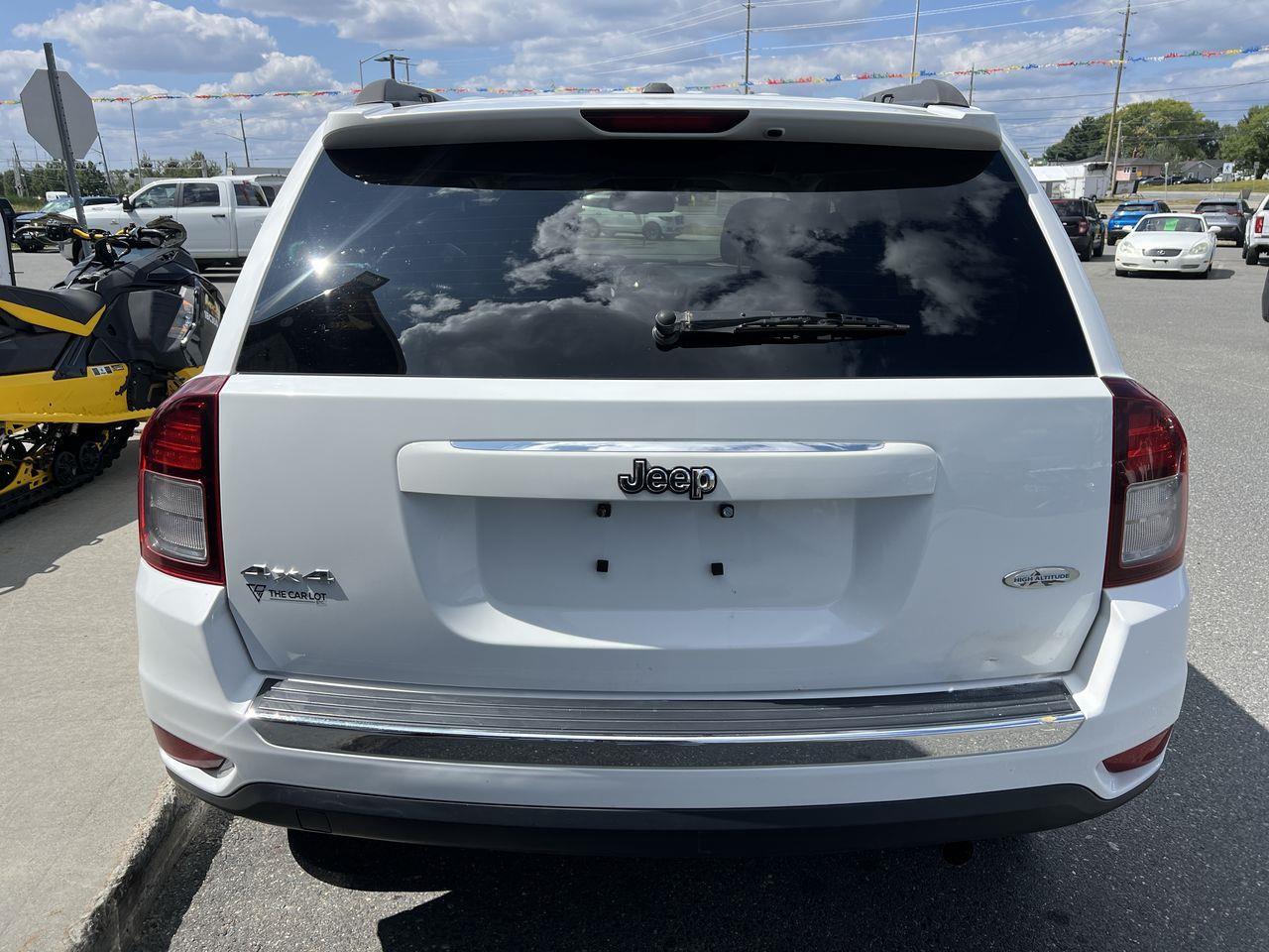 2017 Jeep Compass Sport/North 4x4, HEATED LEATHER SEATS, MOONROOF, POWER WINDOWS!! Photo