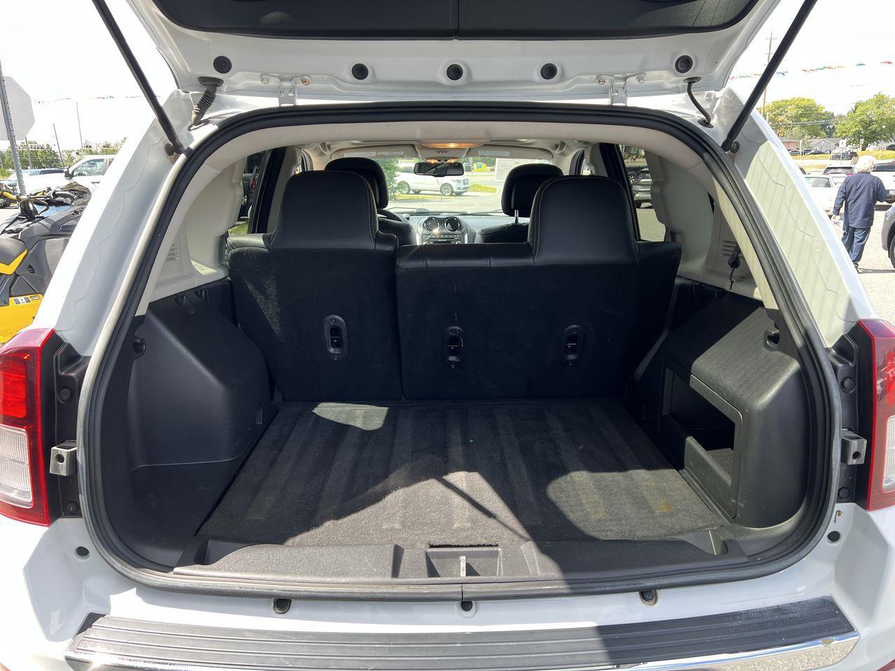2017 Jeep Compass Sport/North 4x4, HEATED LEATHER SEATS, MOONROOF, POWER WINDOWS!! Photo