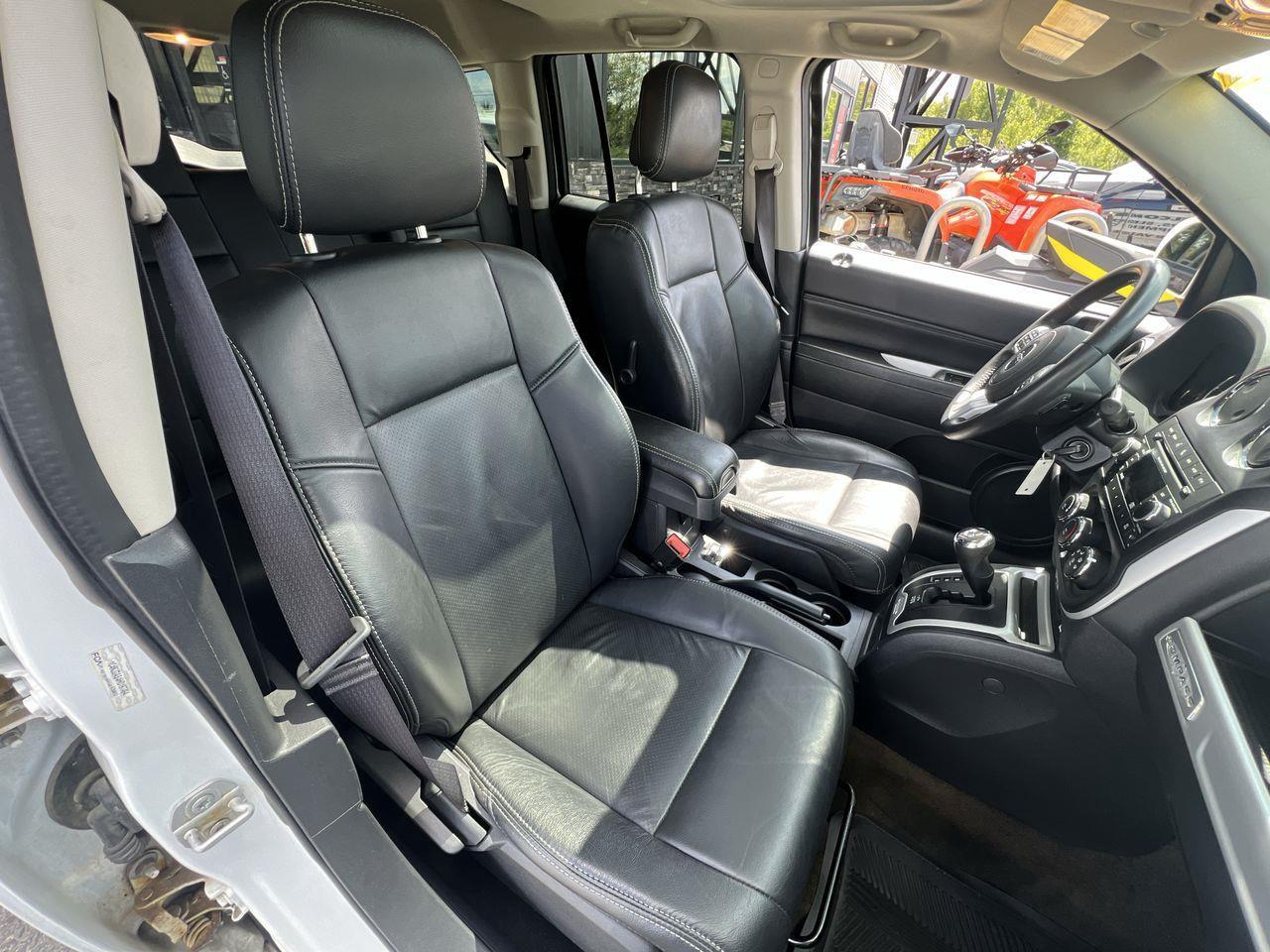 2017 Jeep Compass Sport/North 4x4, HEATED LEATHER SEATS, MOONROOF, POWER WINDOWS!! Photo