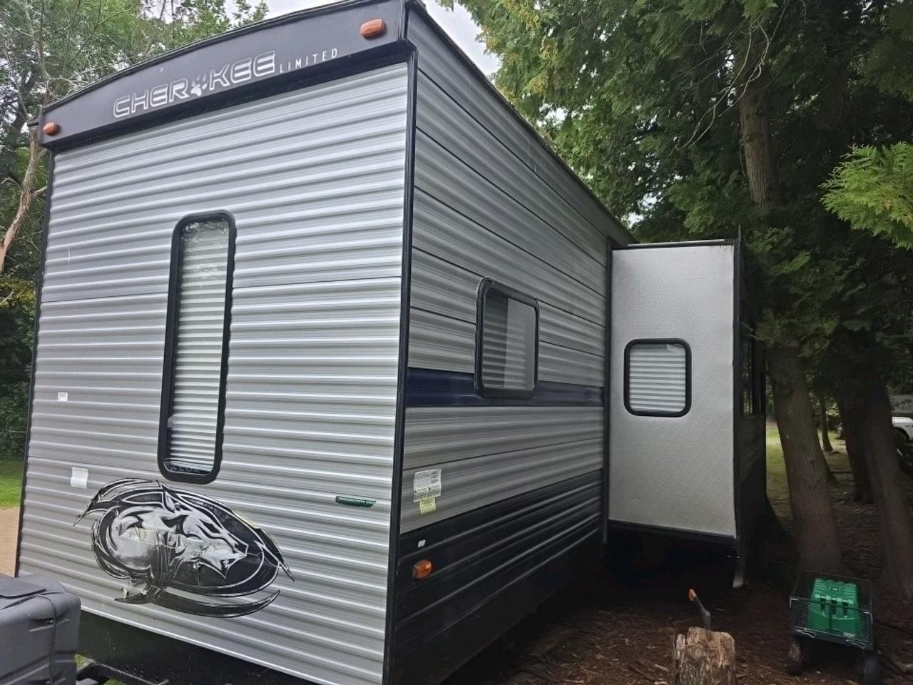 2019 Forest River Cherokee CHEROKE 39 RESE Photo