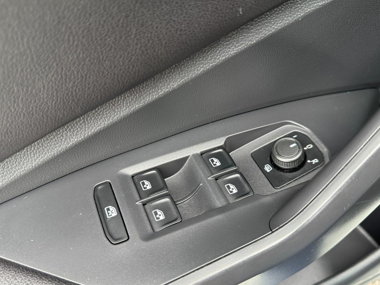 2019 Volkswagen Jetta Highline 1.4L TSI Turbo+Leather+Roof+New Tires Photo