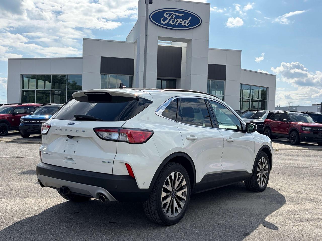 2020 Ford Escape Titanium 4dr All-Wheel Drive Photo4