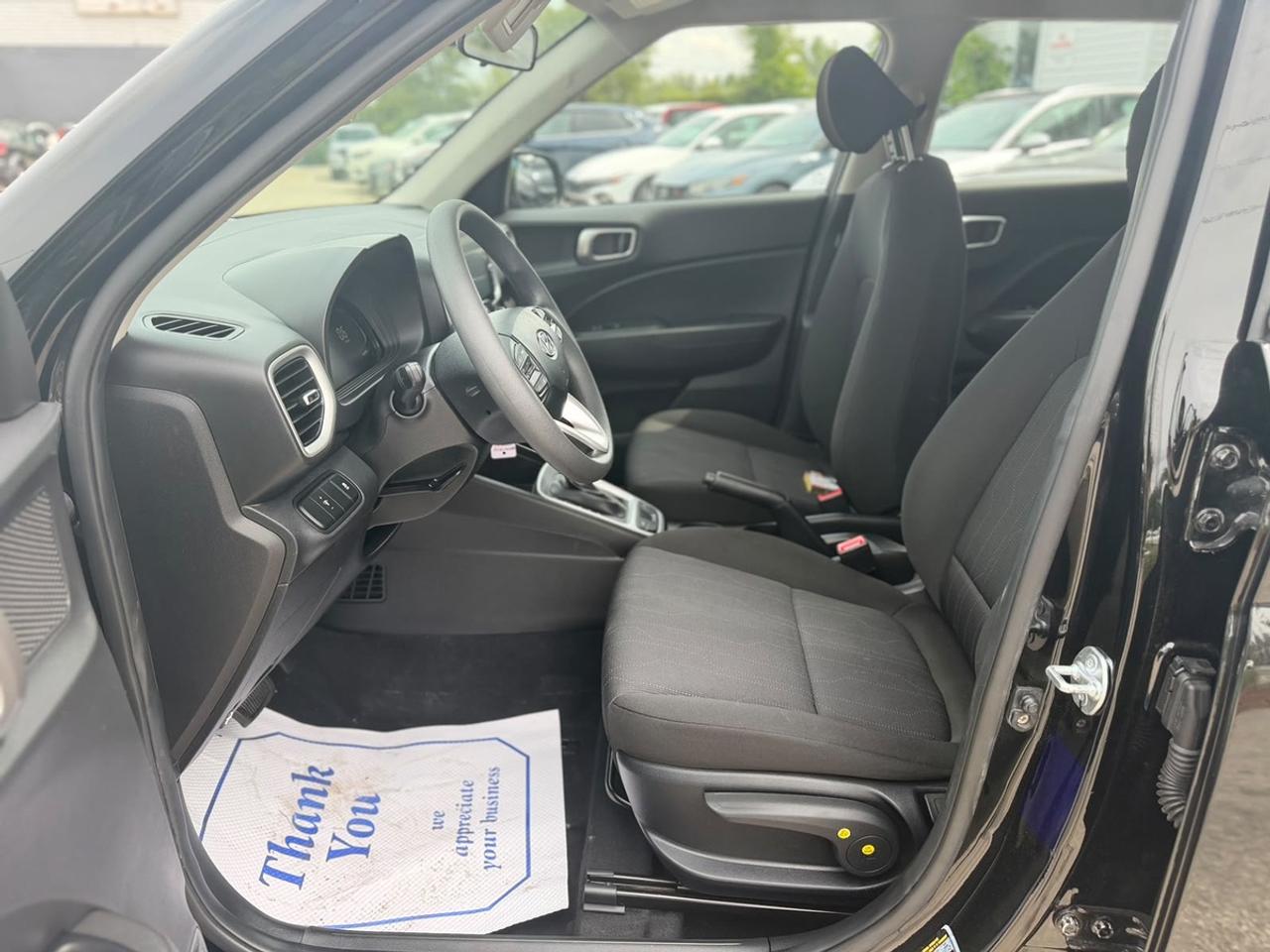 2025 Hyundai Venue SE Photo