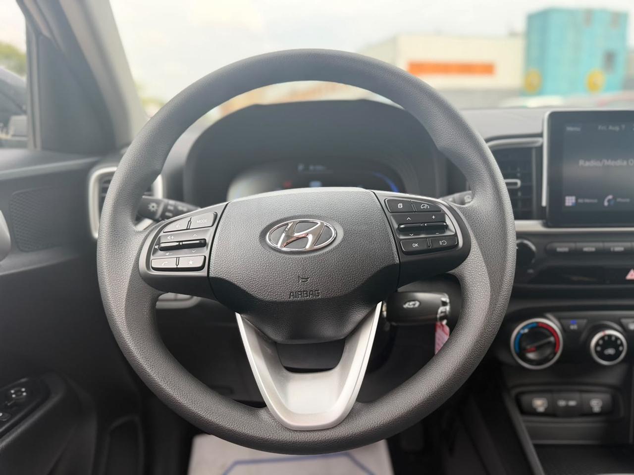 2025 Hyundai Venue SE Photo