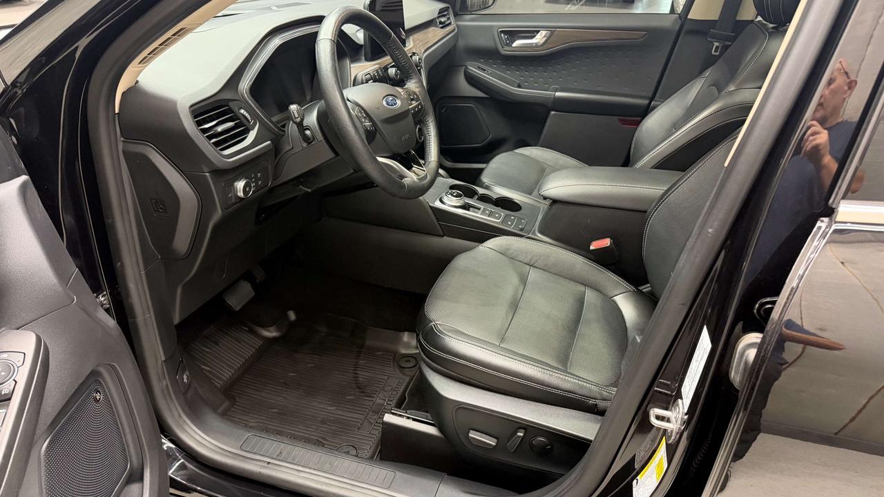 2020 Ford Escape TITANIUM AWD 2.0T ACCIDENT FREE Photo