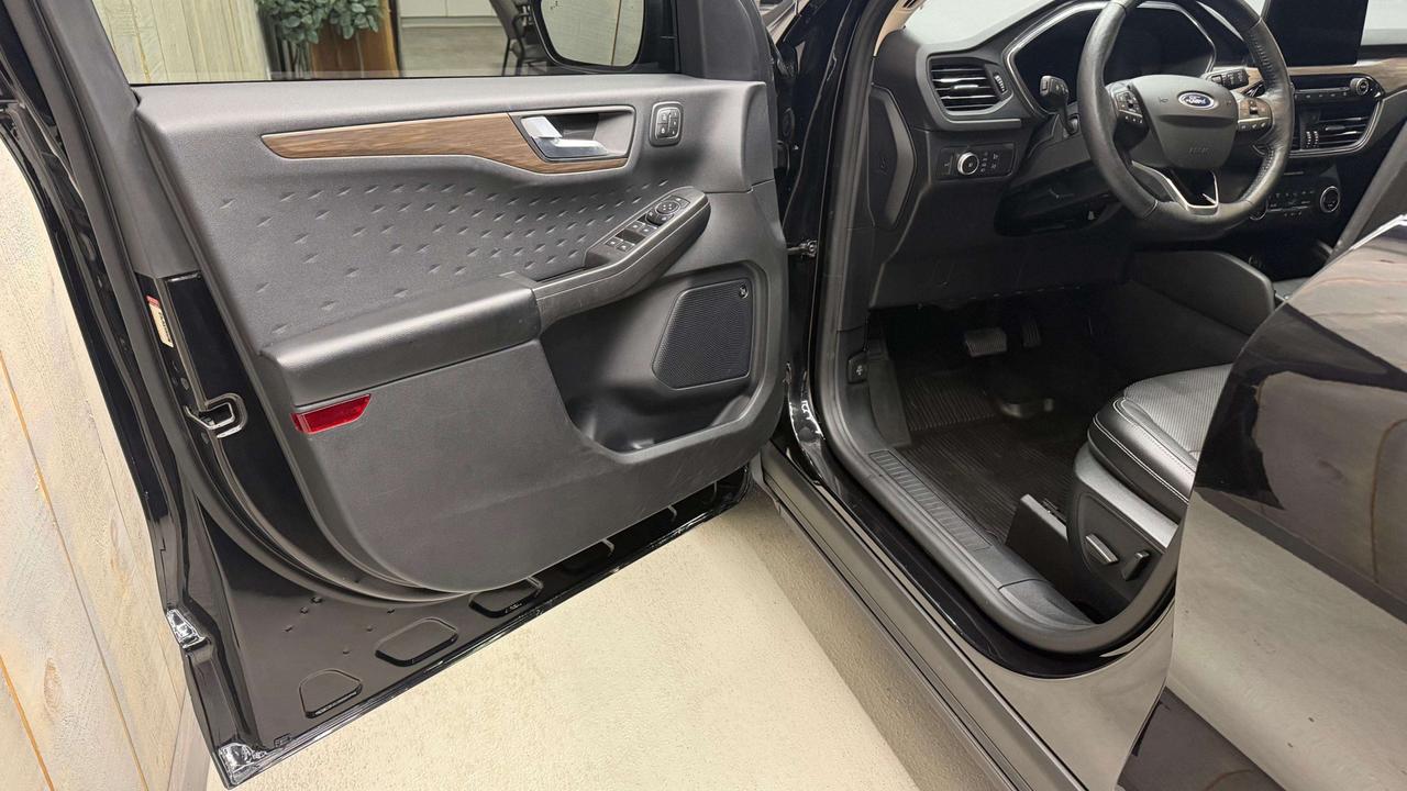 2020 Ford Escape TITANIUM AWD 2.0T ACCIDENT FREE Photo