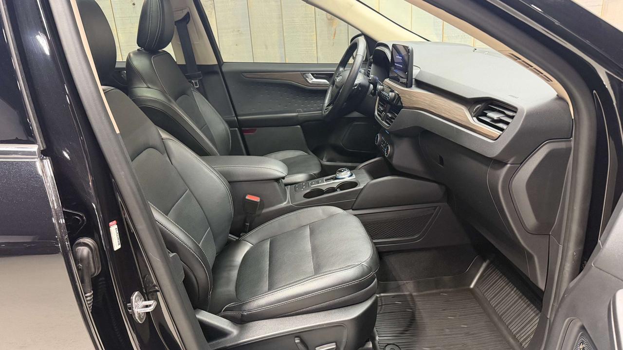 2020 Ford Escape TITANIUM AWD 2.0T ACCIDENT FREE Photo