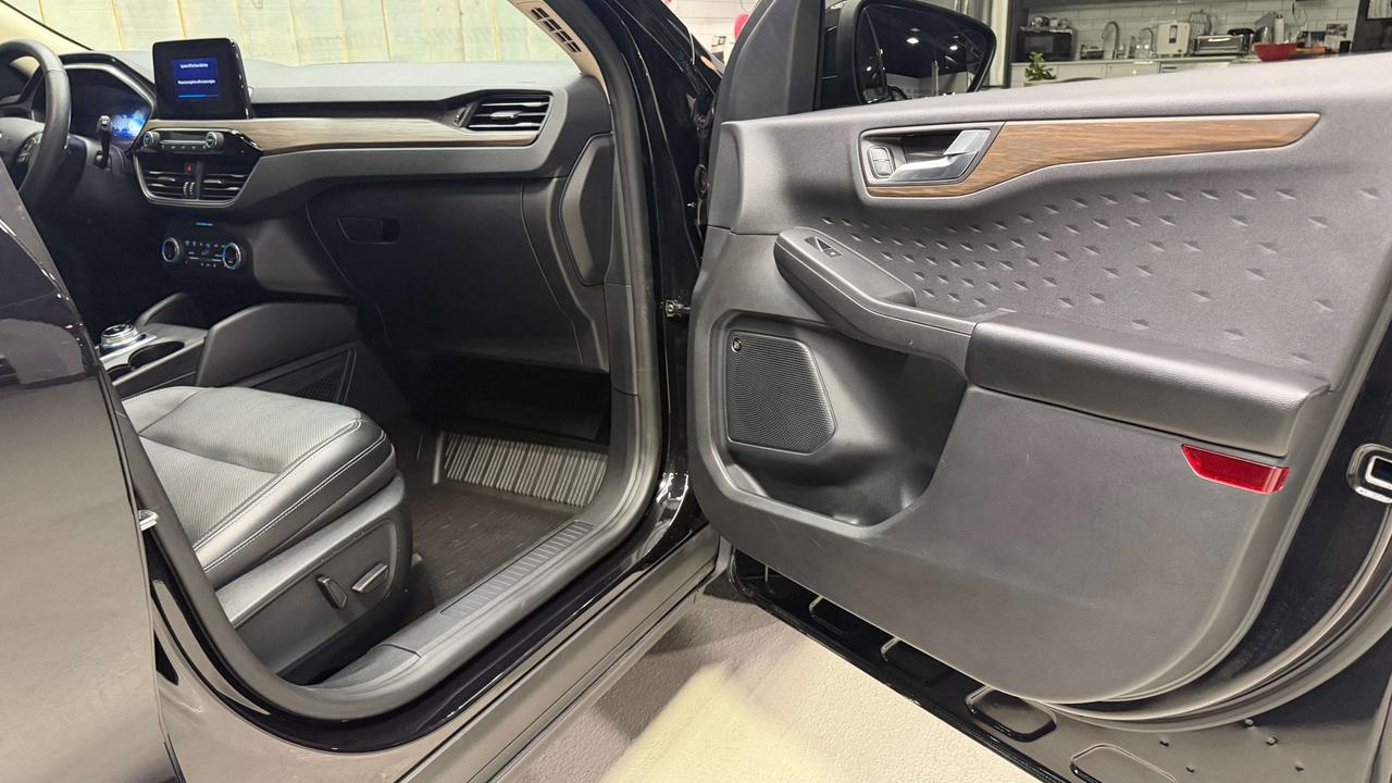 2020 Ford Escape TITANIUM AWD 2.0T ACCIDENT FREE Photo