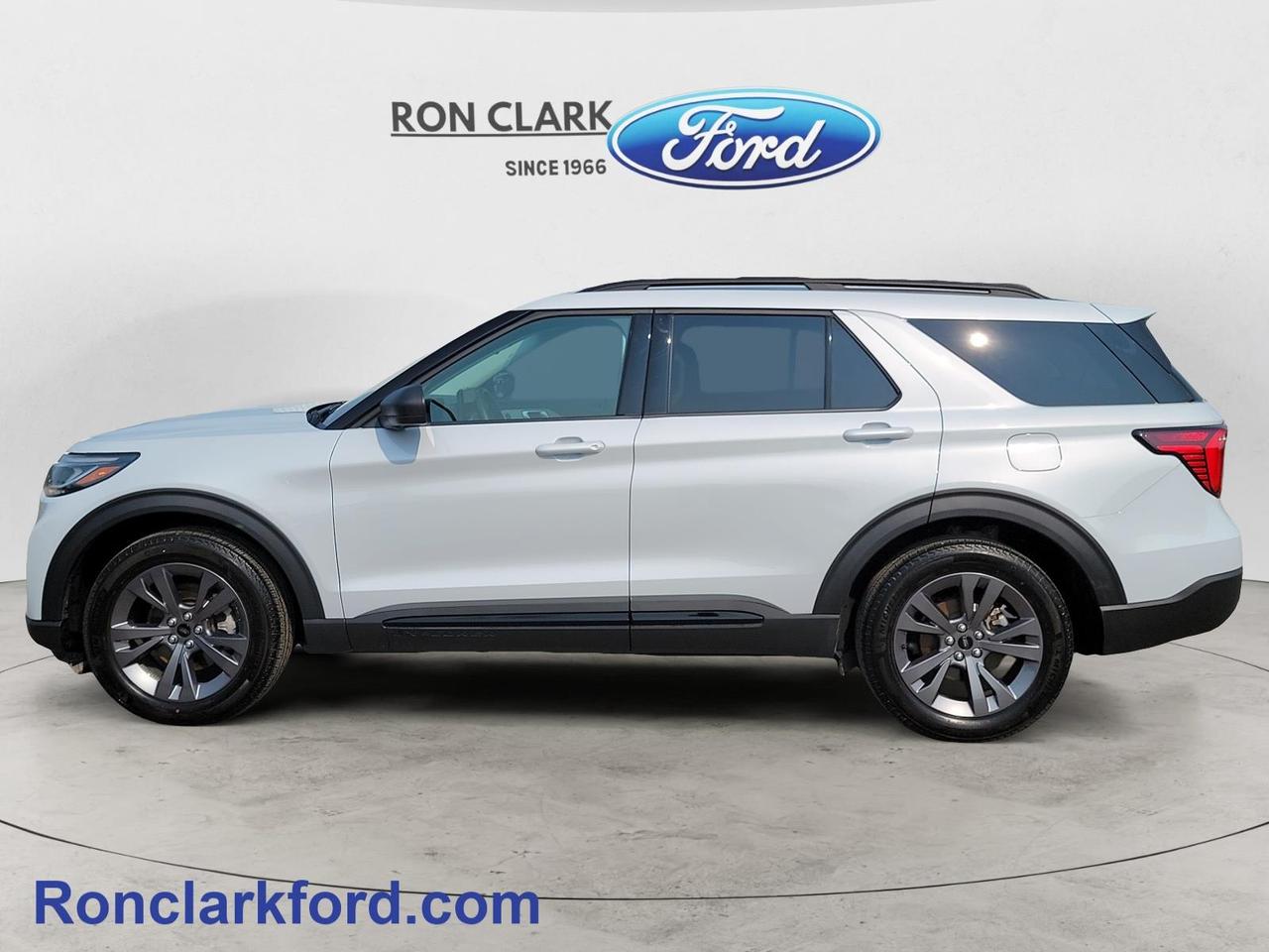 2026 Ford Explorer Active 4dr 4x4 Photo3