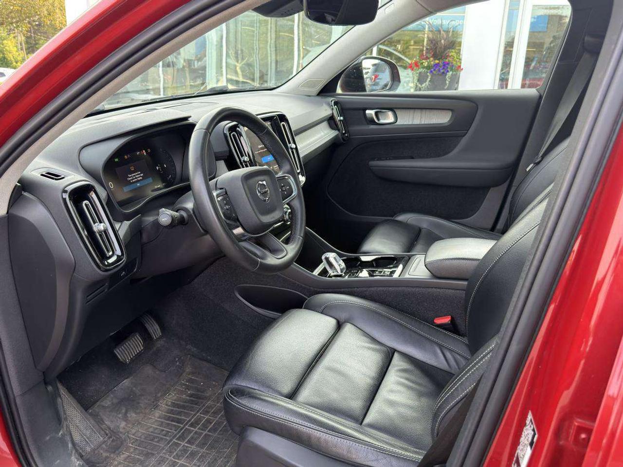2024 Volvo XC40 B5 AWD Plus Dark Theme Photo