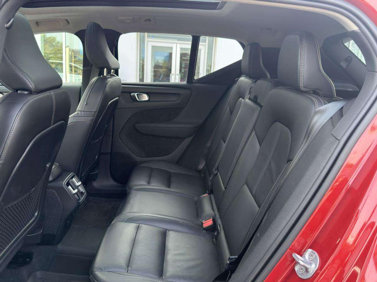 2024 Volvo XC40 B5 AWD Plus Dark Theme Photo