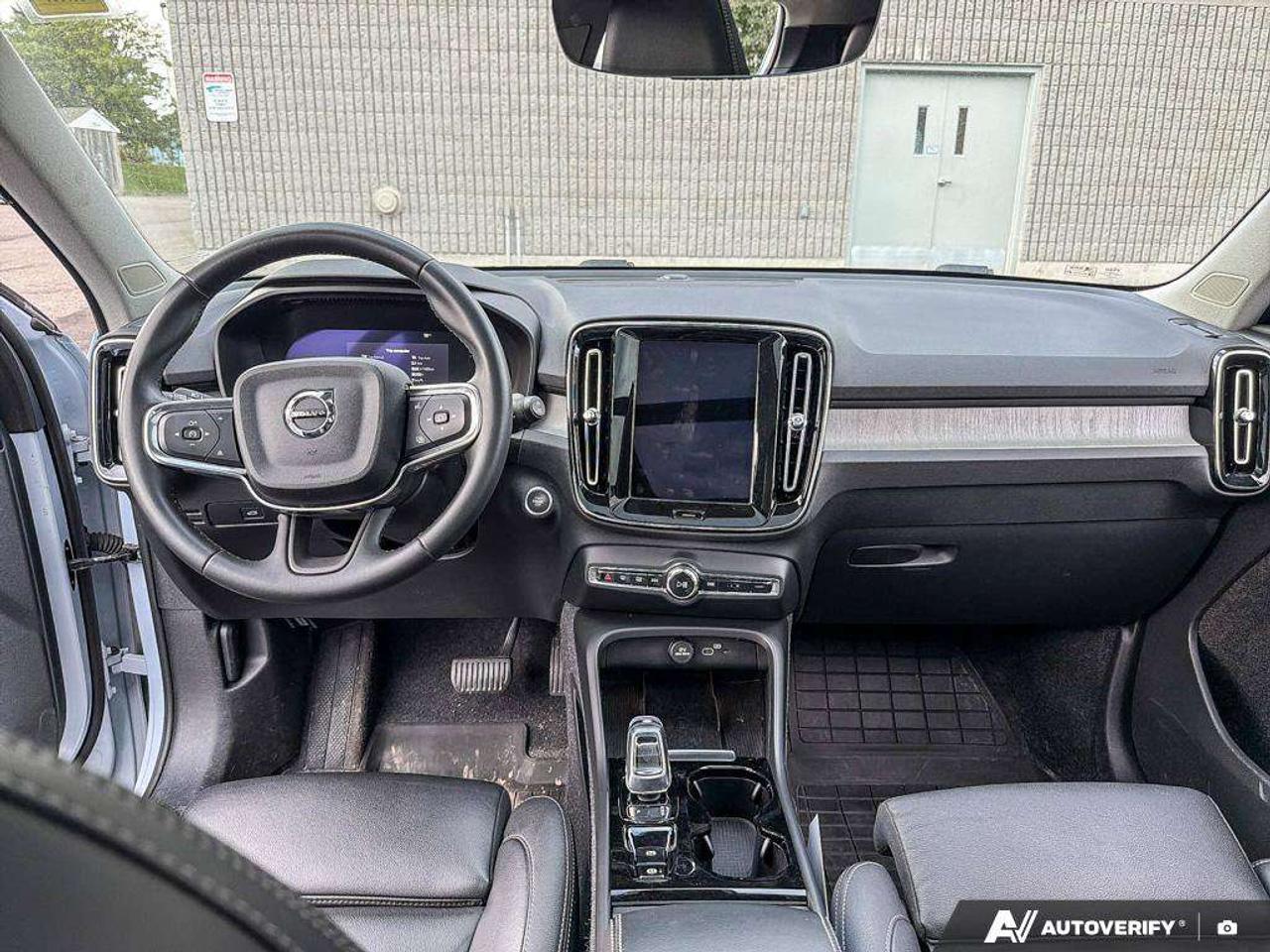 2024 Volvo XC40 B5 AWD Plus Dark Theme Photo