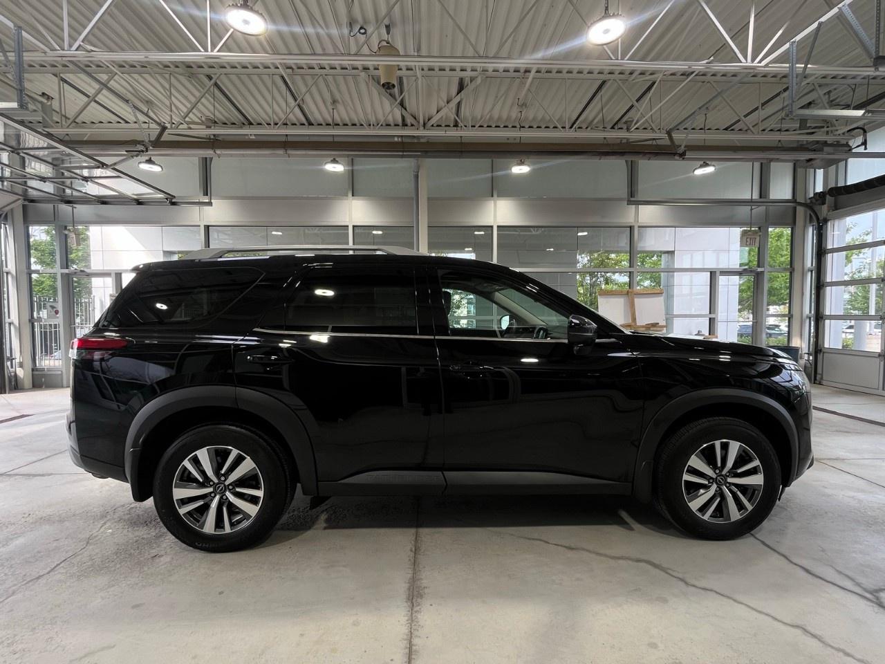 2024 Nissan Pathfinder SL 4WD Photo3